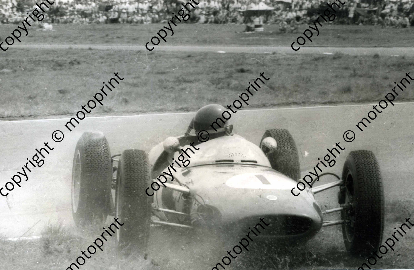 1961 SA GP EL Jim Clark spins Lotus 21