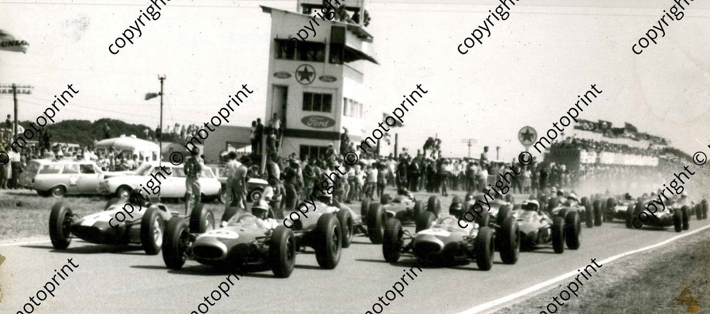 1963 SA GP EL start Jim Clark Lotus 25, Jack Brabham Brabham BT7 Climax, Dan Gurney Brabham BT7 Climax
