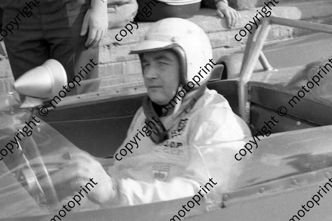 1965 1 David Piper ready to go 708 cropped (courtesy Ken Stewart)