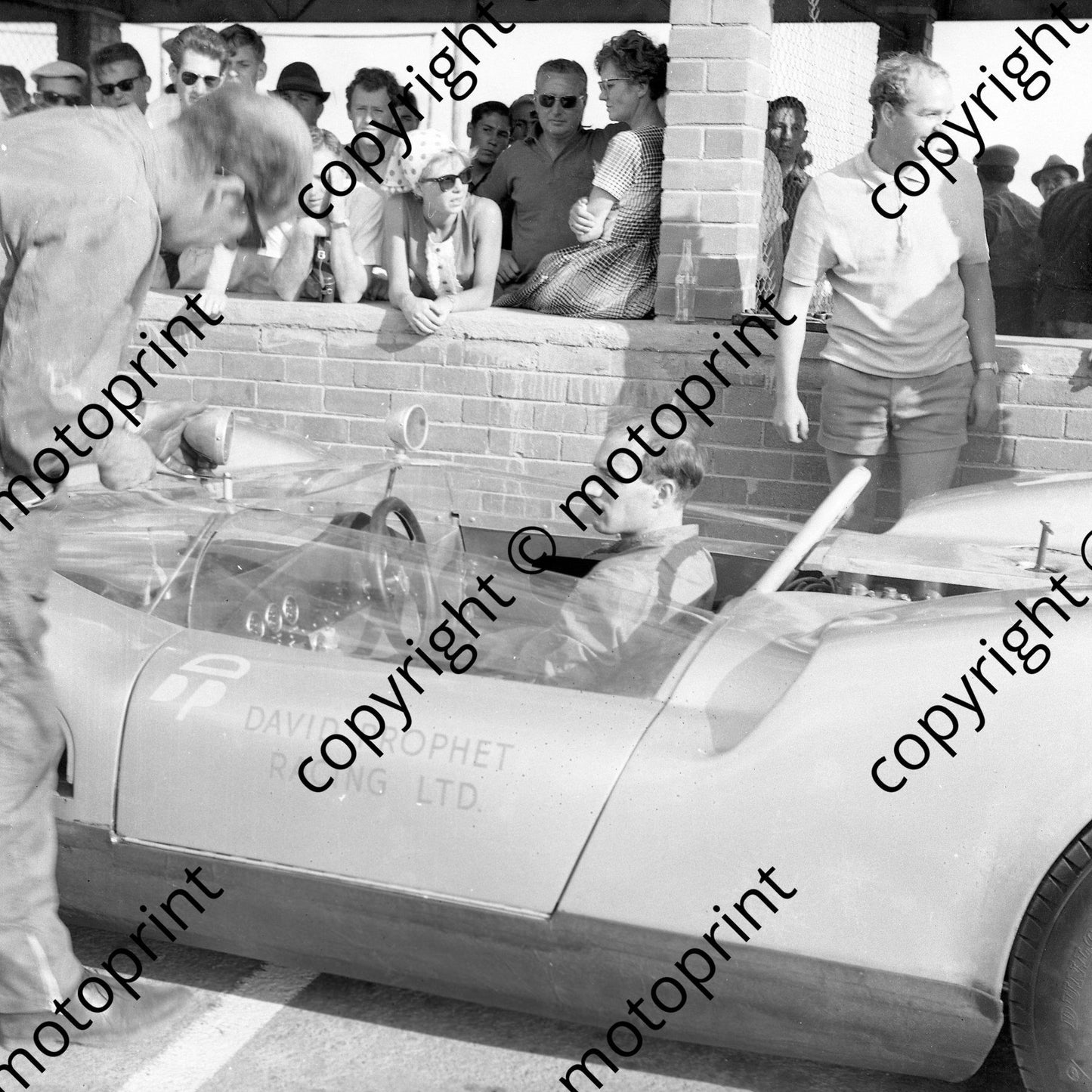 1965 2 David Prophet (in car) Bob Olthoff Mclaren Elva Ford (courtesy Ken Stewart) (1)