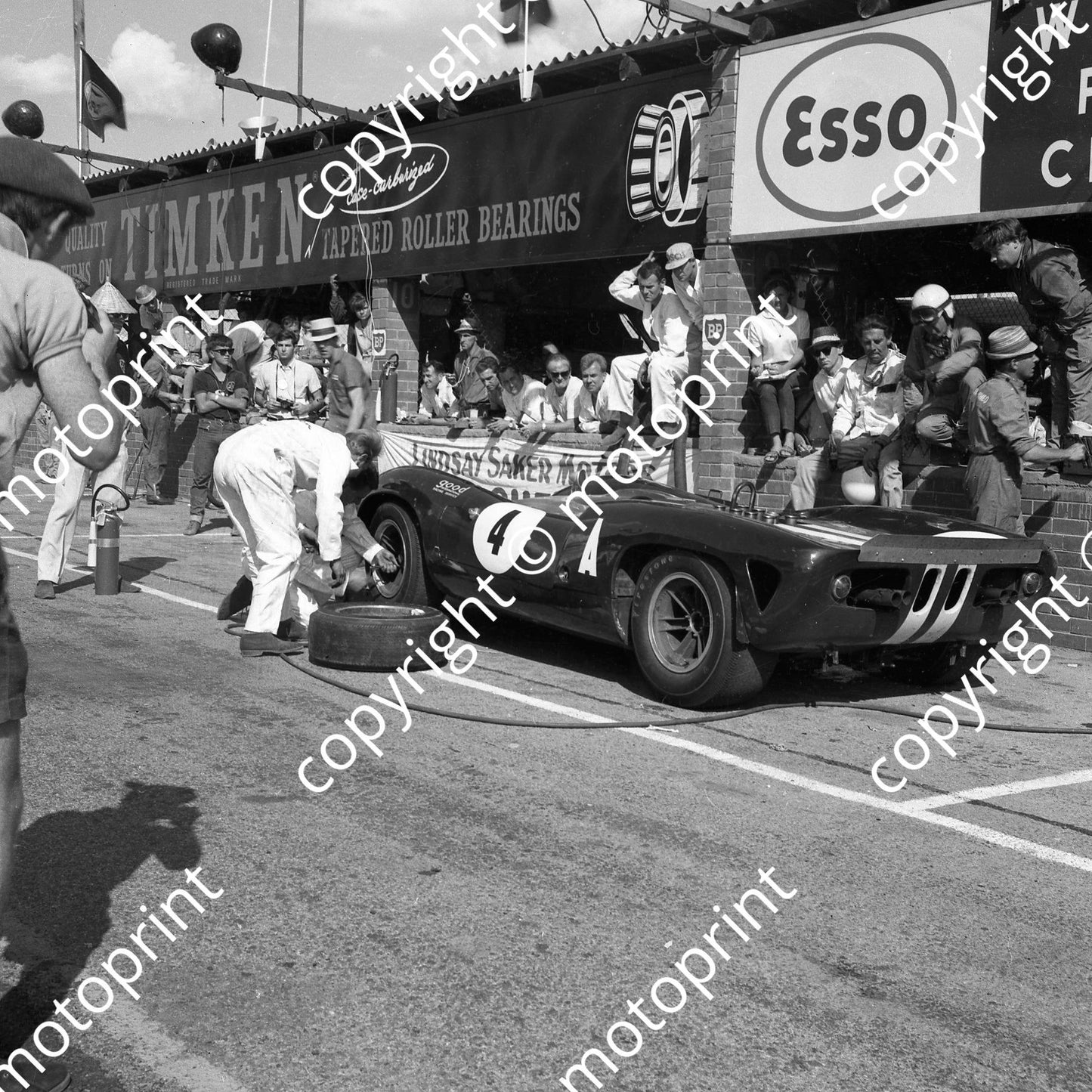 1965 4 Roy Pierpoint (white overall on pit counter) Doug Serrurier (white helmet on pit counter), David Good right, Lola Ford T70 (courtesy Ken Stewart) (5)