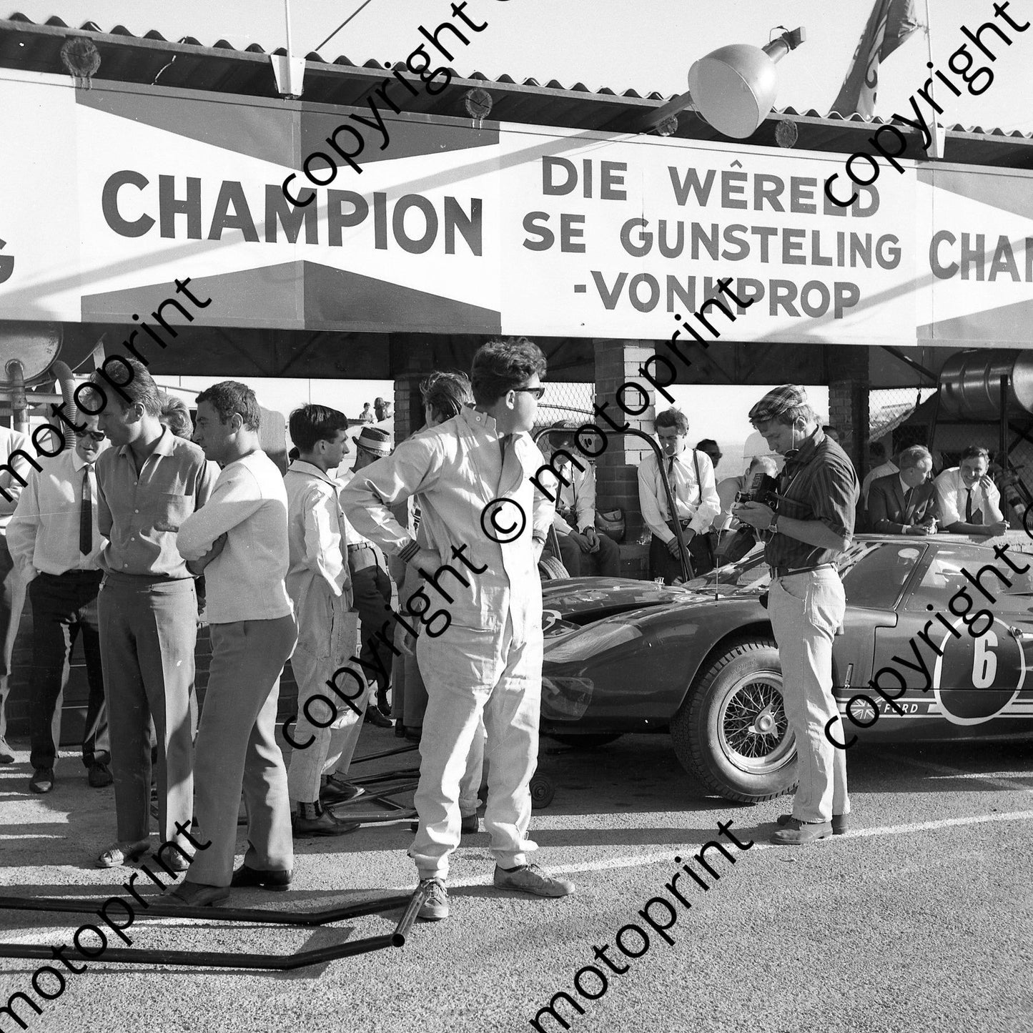 1965 5 Jackie Epstein 6 Sutcliffe Ireland Ford GT40 behind (courtesy Ken Stewart) 677