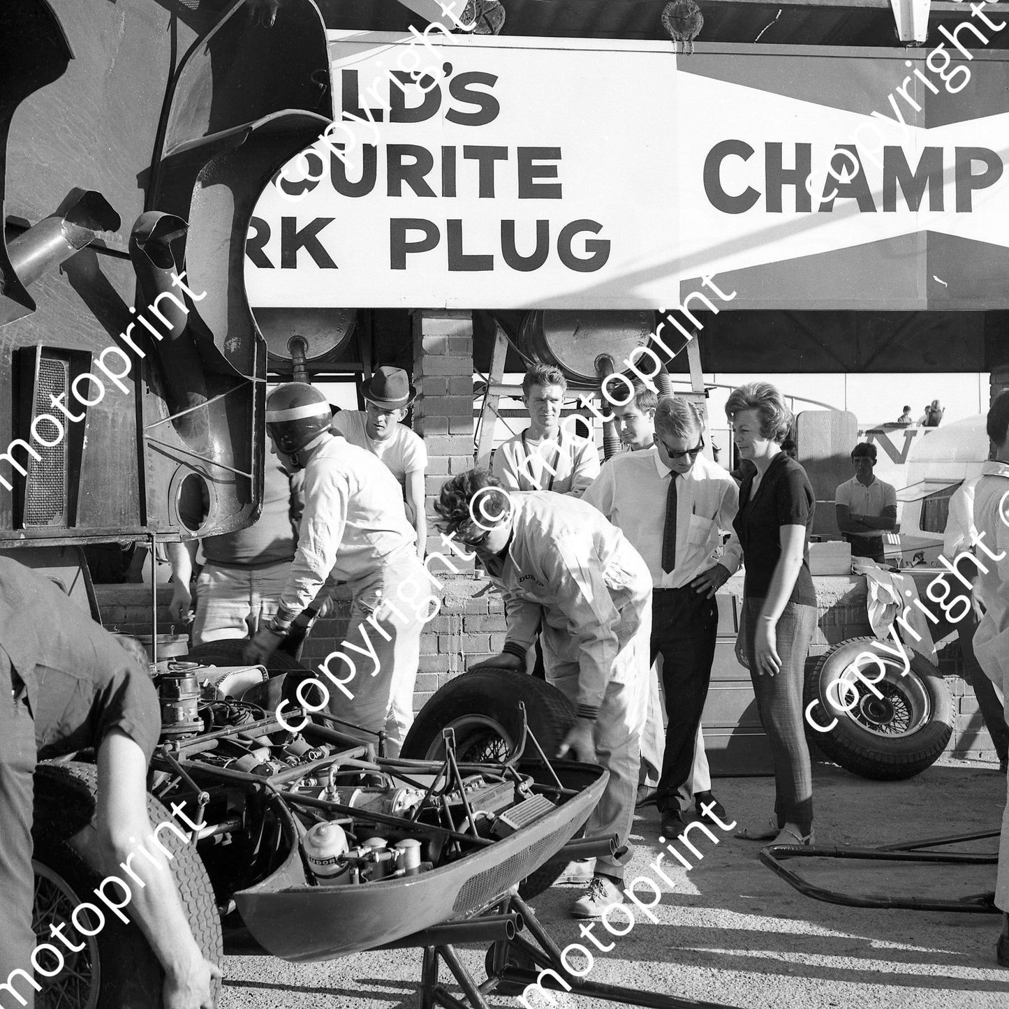 1965 5 Jackie Epstein Paul Hawkins (helmet centre) Ferrari 250LM (courtesy Ken Stewart) (4)