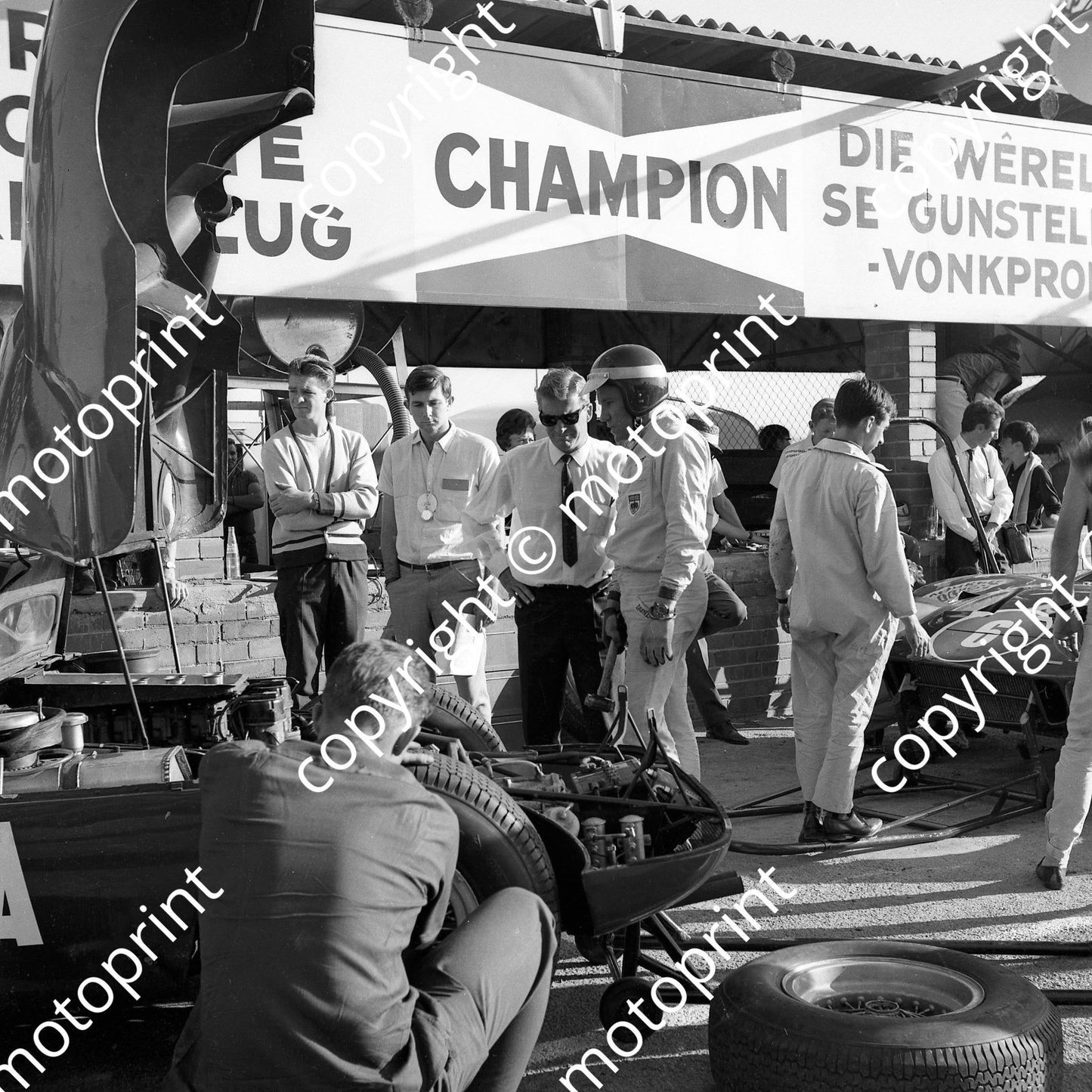 1965 5 Jackie Epstein Paul Hawkins (helmet centre) Ferrari 250LM (courtesy Ken Stewart) (5)