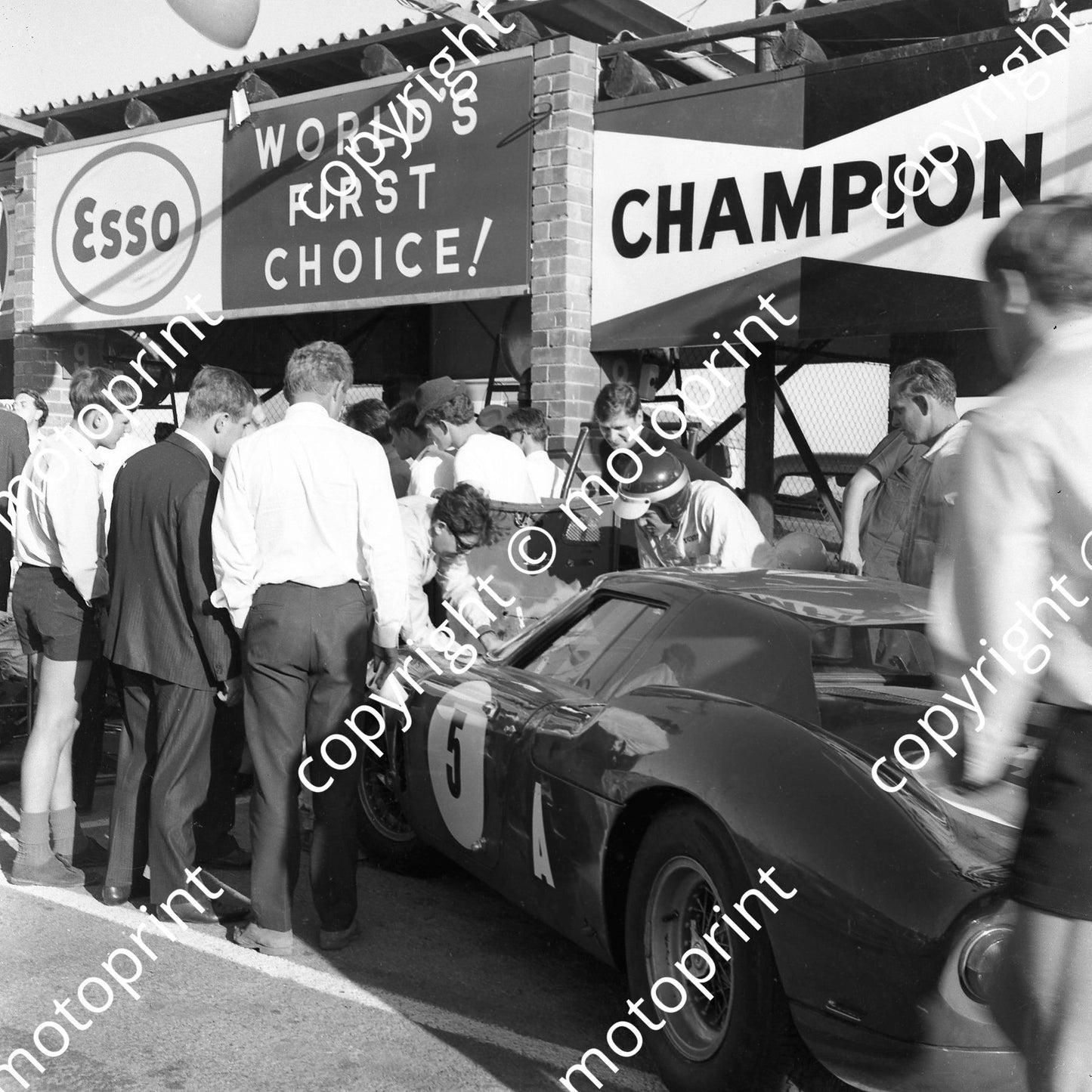 1965 5 Jackie Epstein (sun glasses) Paul Hawkins (helmet centre behind car) Ferrari 250LM (courtesy Ken Stewart) (2)