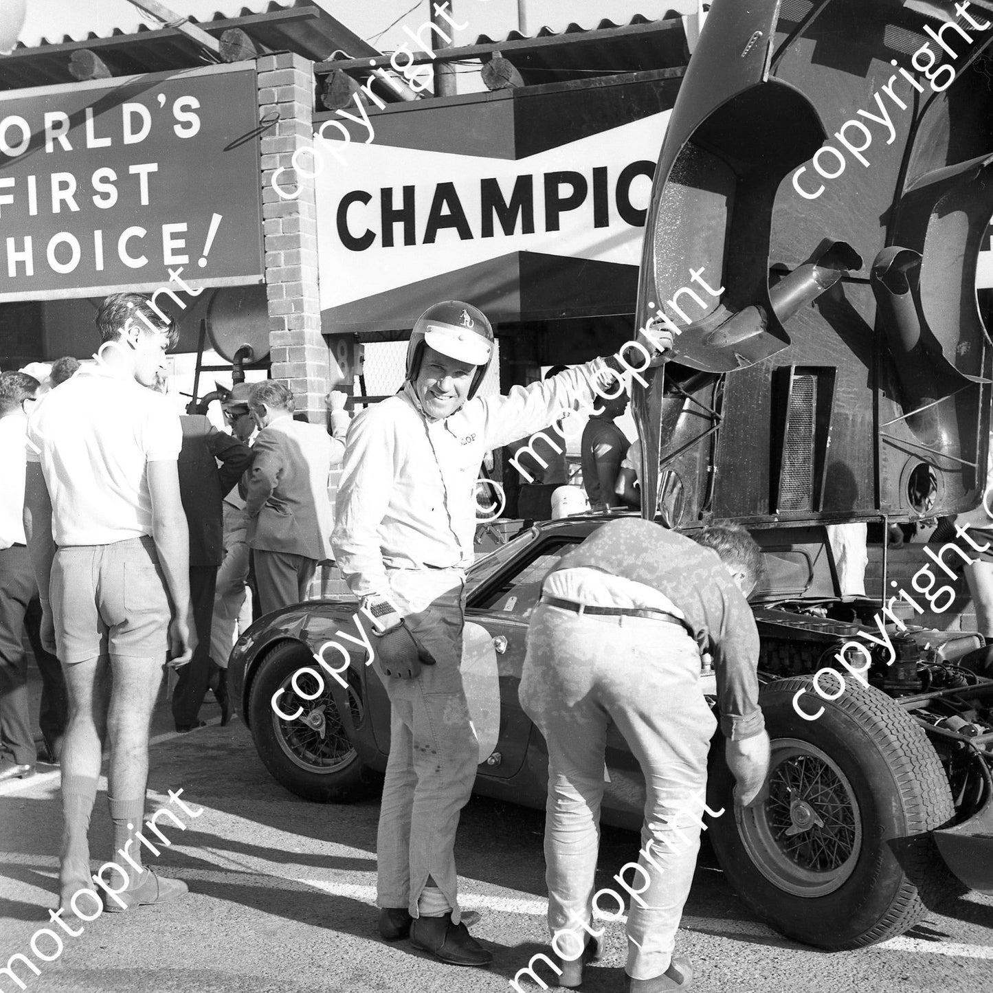 1965 5 Paul Hawkins (holding eng cover up) with Jackie Epstein Ferrari 250LM (courtesy Ken Stewart) (1)