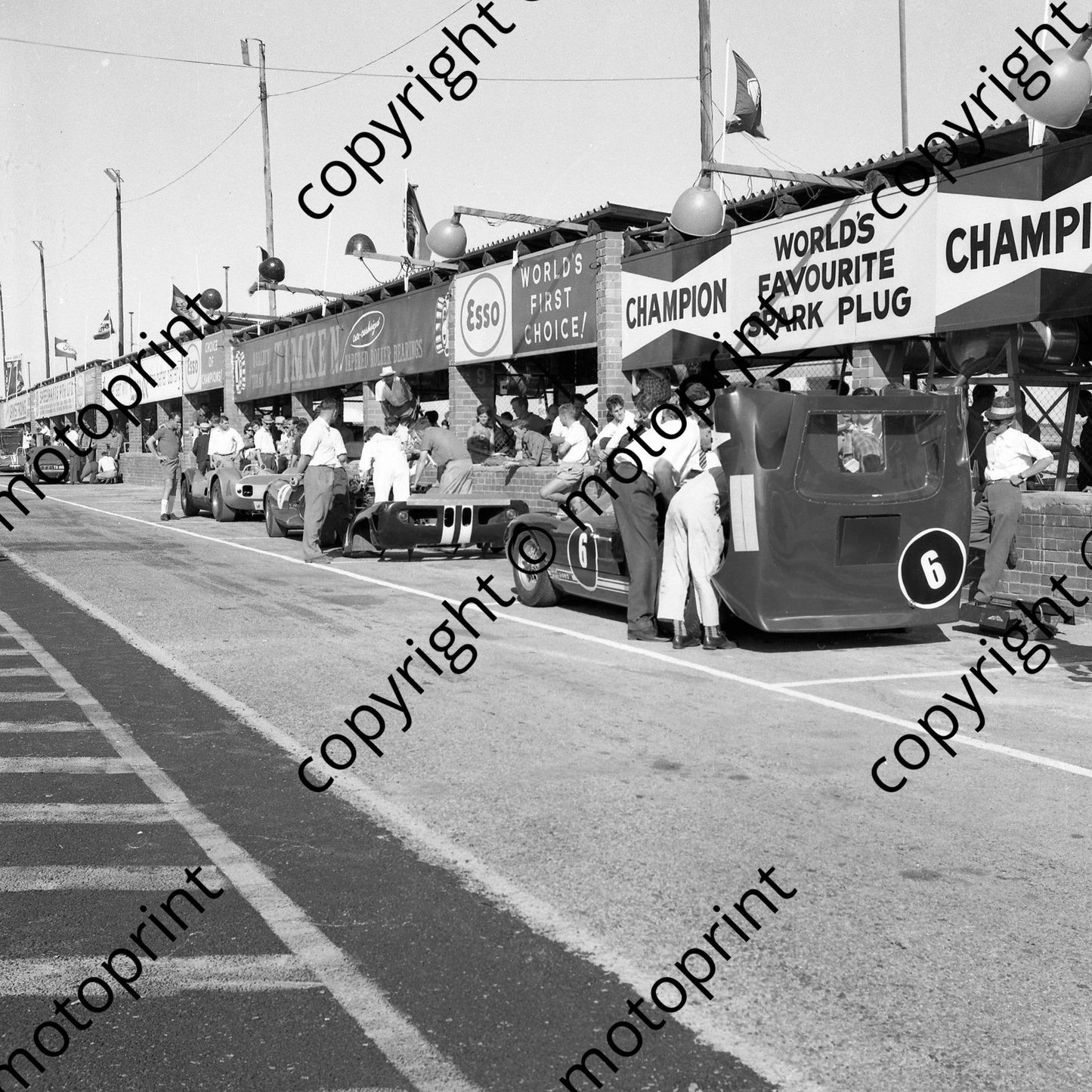 1965 6 Ford GT40 4 Lola Ford T70 2 McLaren Elva Ford 19 Lotus Elan (courtesy Ken Stewart) 693
