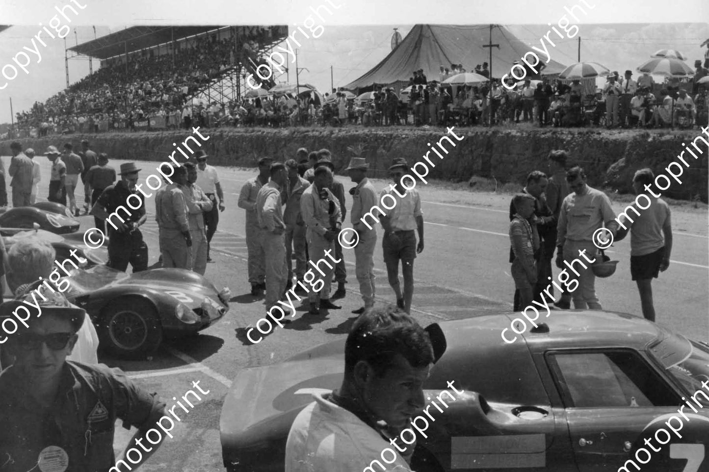 1965 right Spence short pants, Sutcliffe dangling helmet, Love straw hat, De Klerk, Berrington-Smith looking to pits