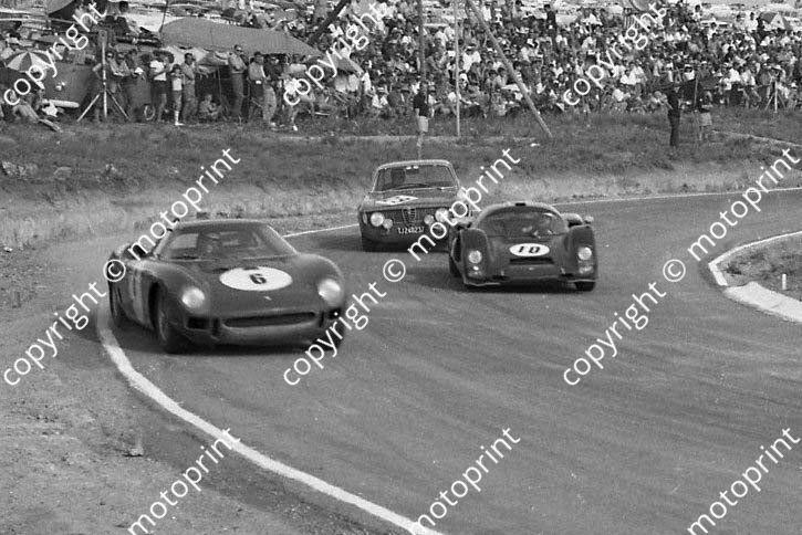1966 6 Peter Clarke, Viscount Rollo Fielding Ferrari 275LM 10 Mike D'Udy Peter de Klerk Porsche 906, 29 Mervyn Grevler Tony Woodley Alfa Sprint 792 cropped (courtesy Ken Stewart)