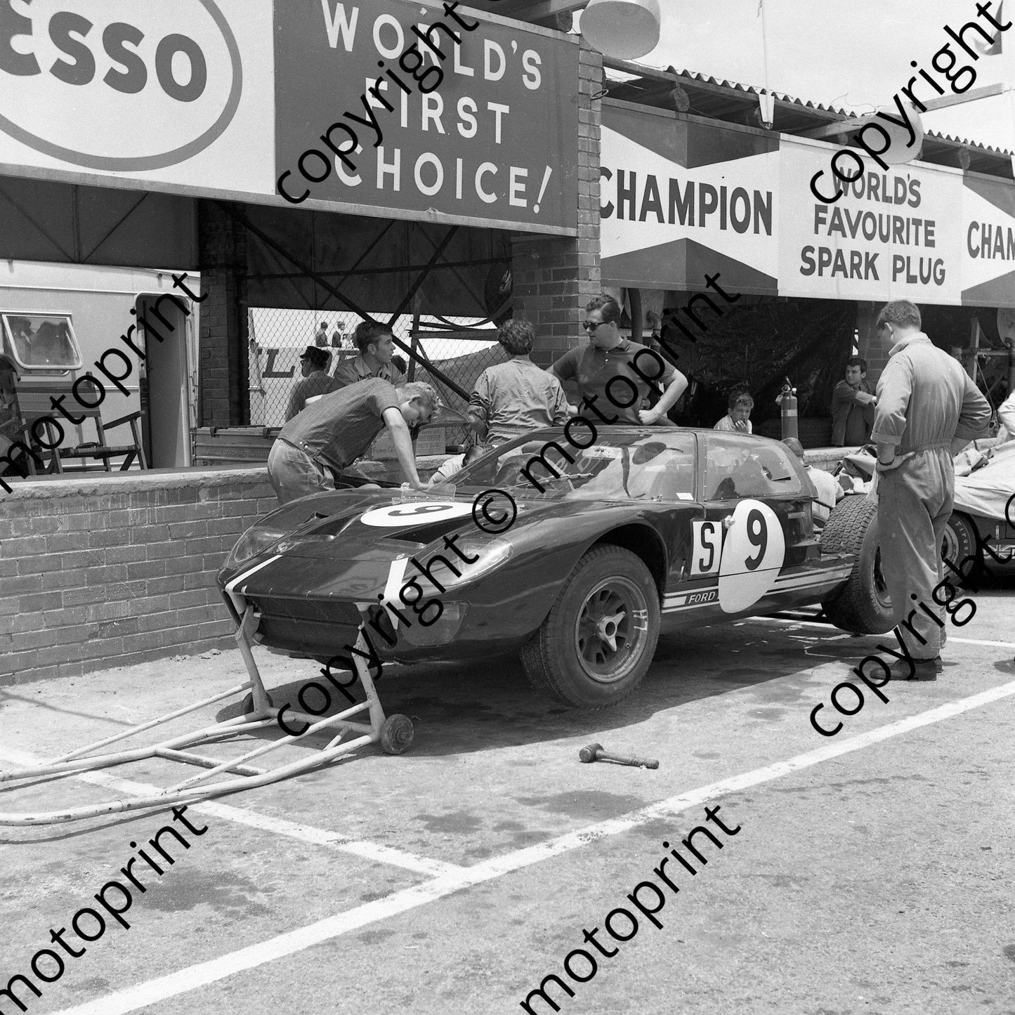1966 9 Ed Nelson Colin Crabbe (hands on hips) Ford GT40 (courtesy Ken Stewart) (2)