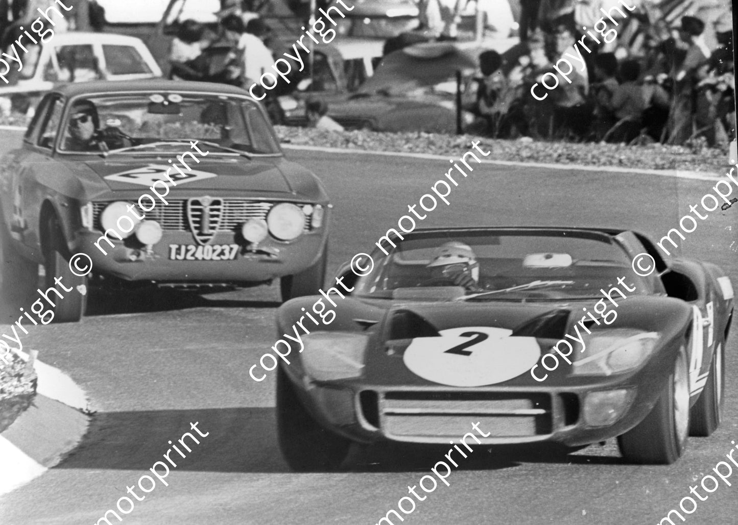 1966 9 hr 2 Peter Sutcliffe, John Love (in car) Ford P40; 29 Mervyn Grevler, Tony Woodley Alfa Sprint(Malcolm Sampson) 550