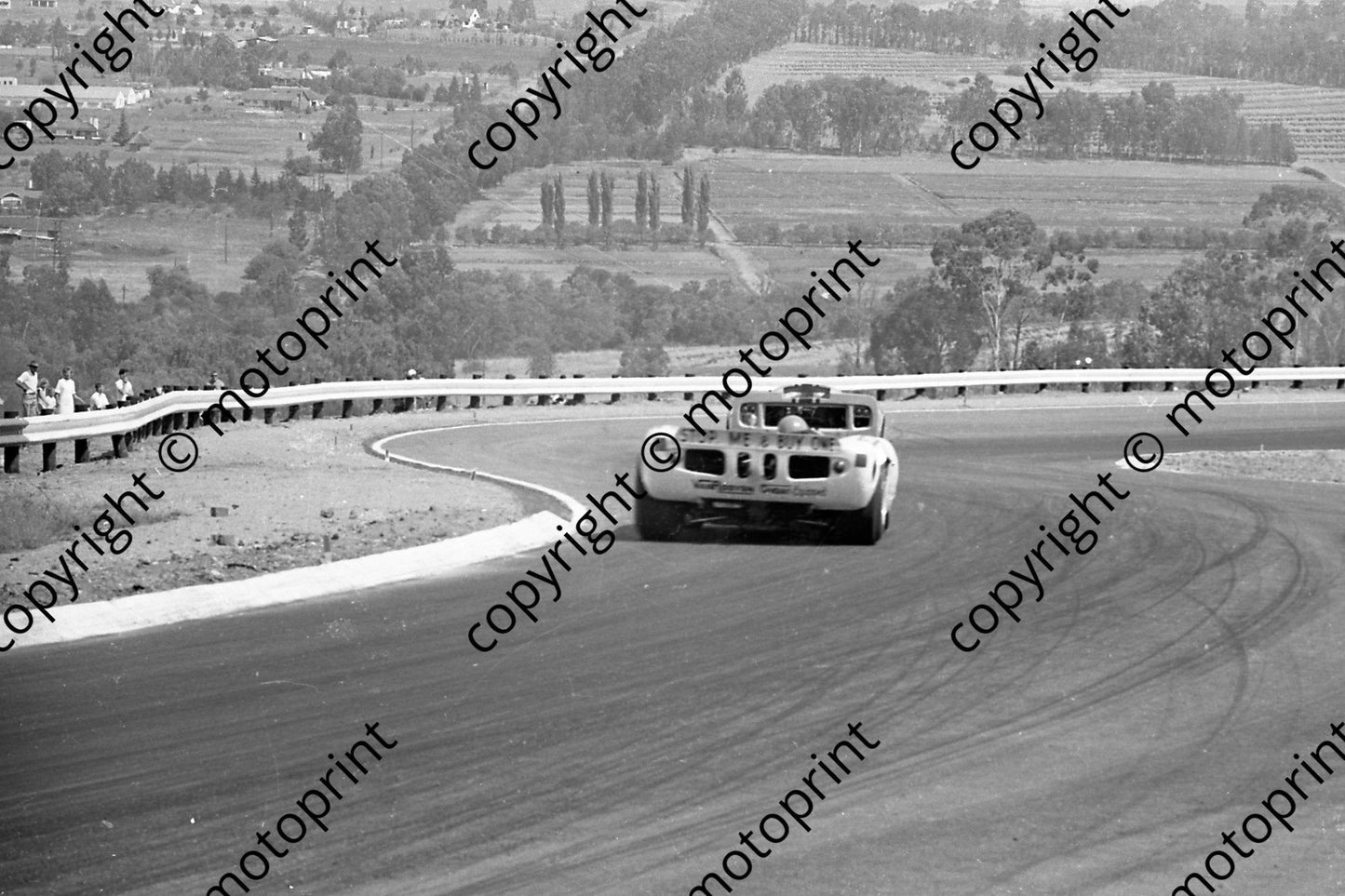 1967 1 Lola Ford Doug Serrurier Jackie Pretorius_ 6 Lola Chev D_ Udy Dibley (courtesy Ken Stewart) 90