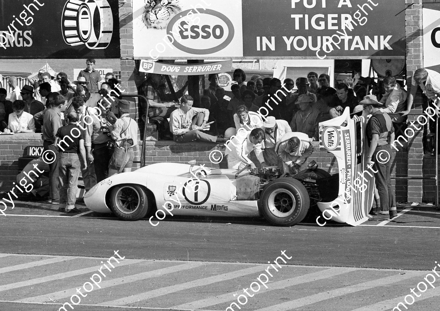 1967 1 Lola Ford Serrurier Pretorius pits A4 (courtesy Ken Stewart) (16)