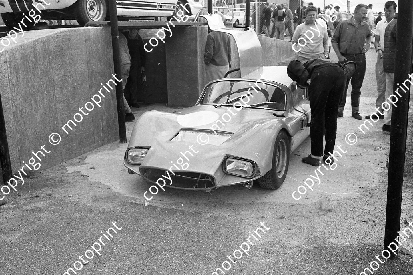 1967 24 Mpiti Renault Gordini Stan Taylor Terry Townsend behind car to right (courtesy Ken Stewart) 306