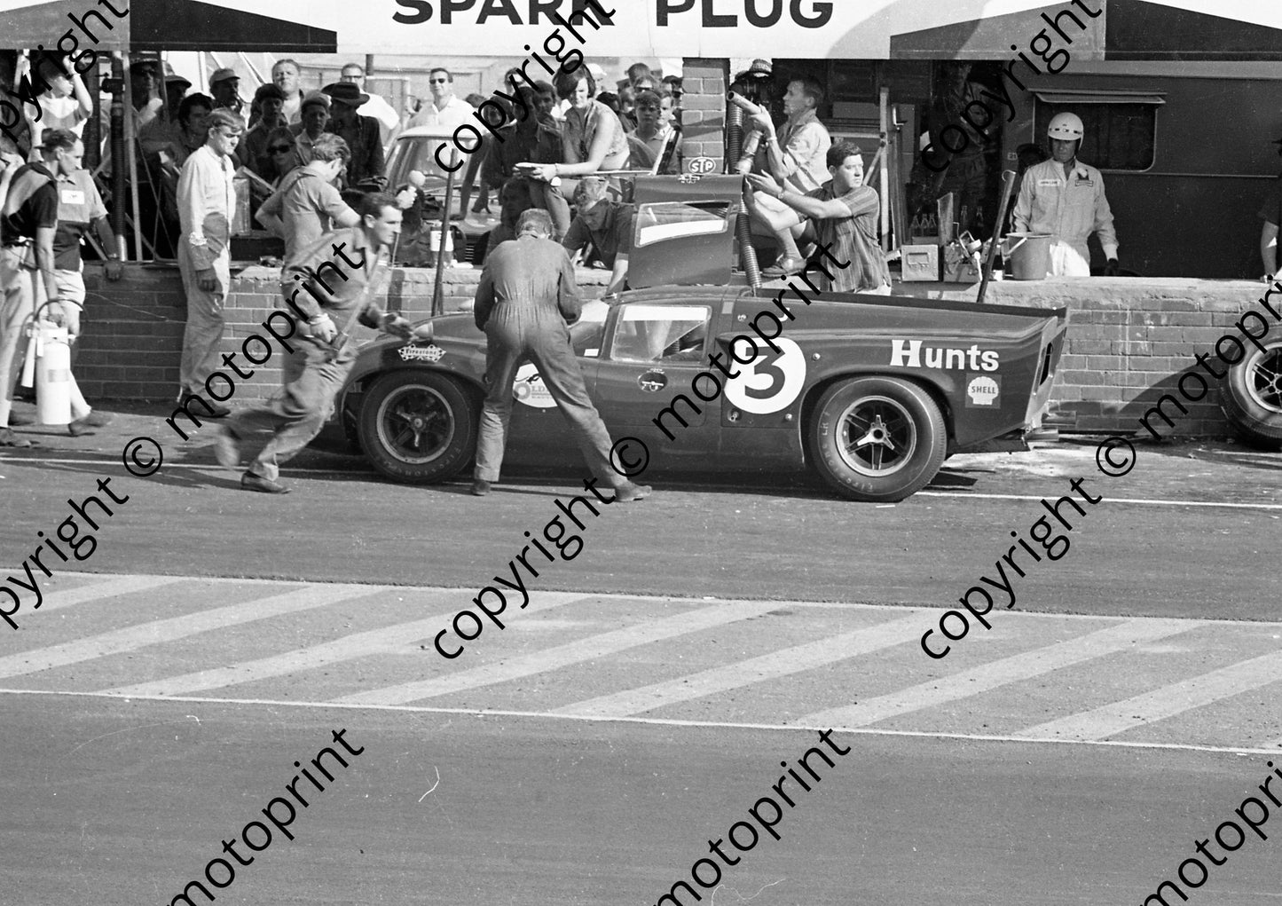 1967 3 Lola Chev Paul Hawkins John Love pit stop A4 (courtesy Ken Stewart) (11)