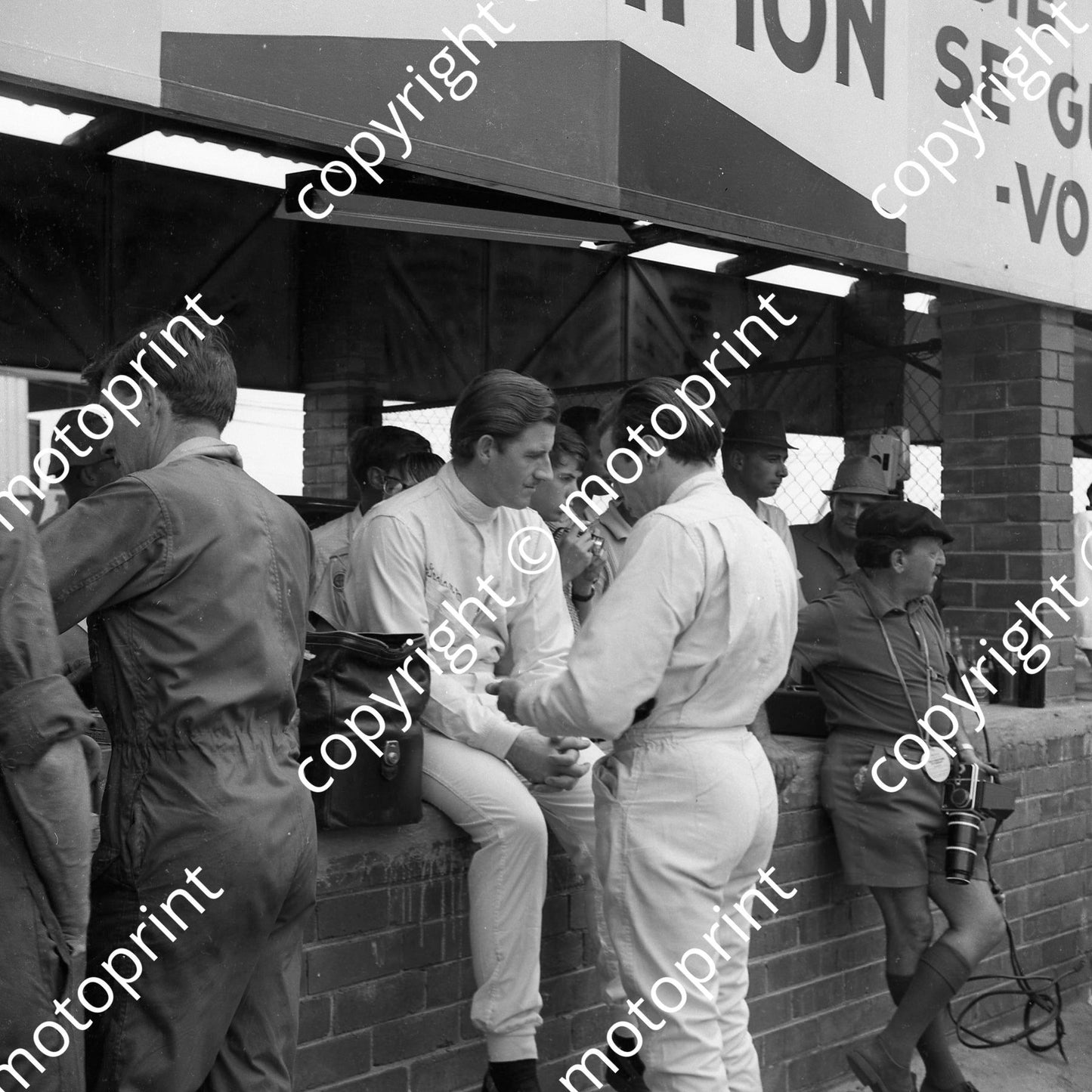 1967 SA GP Graham Hill Jim Clark_ Uitenhage photographer Mark Kaplan to right (courtesy Ken Stewart) 033