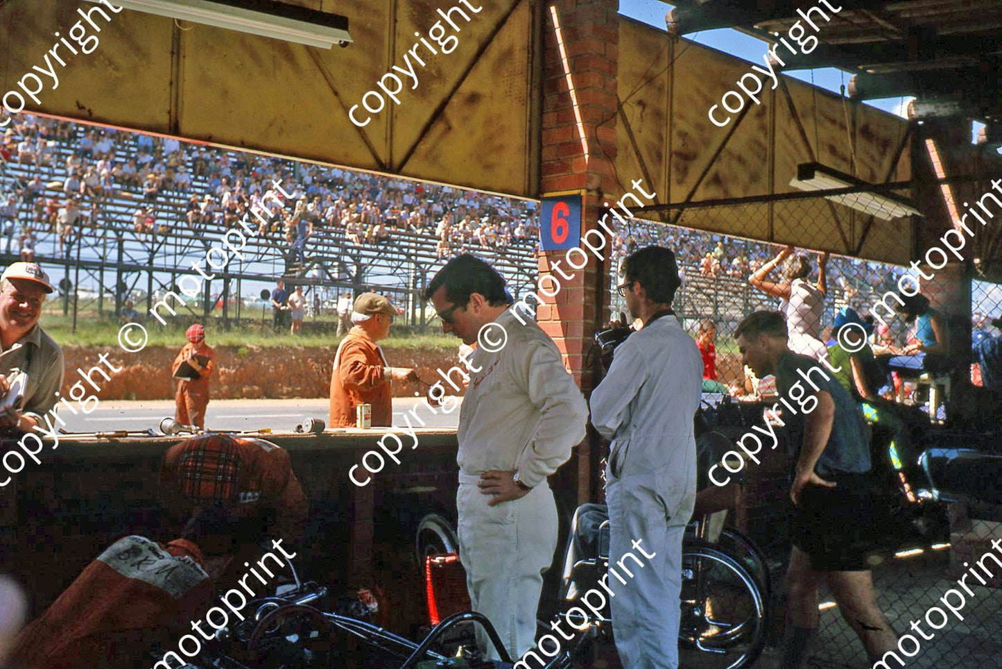 1967 SA GP Jackie Stewart pits (thanks Vito Momo via G Cavalieri) 037