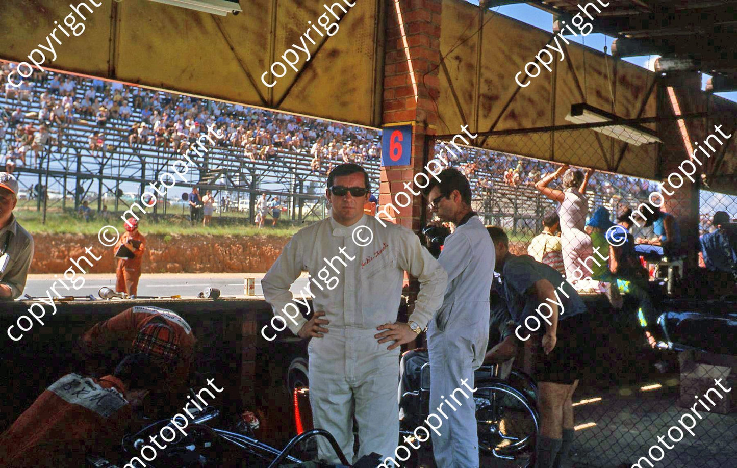 1967 SA GP Jackie Stewart pits (thanks Vito Momo via G Cavalieri) 040