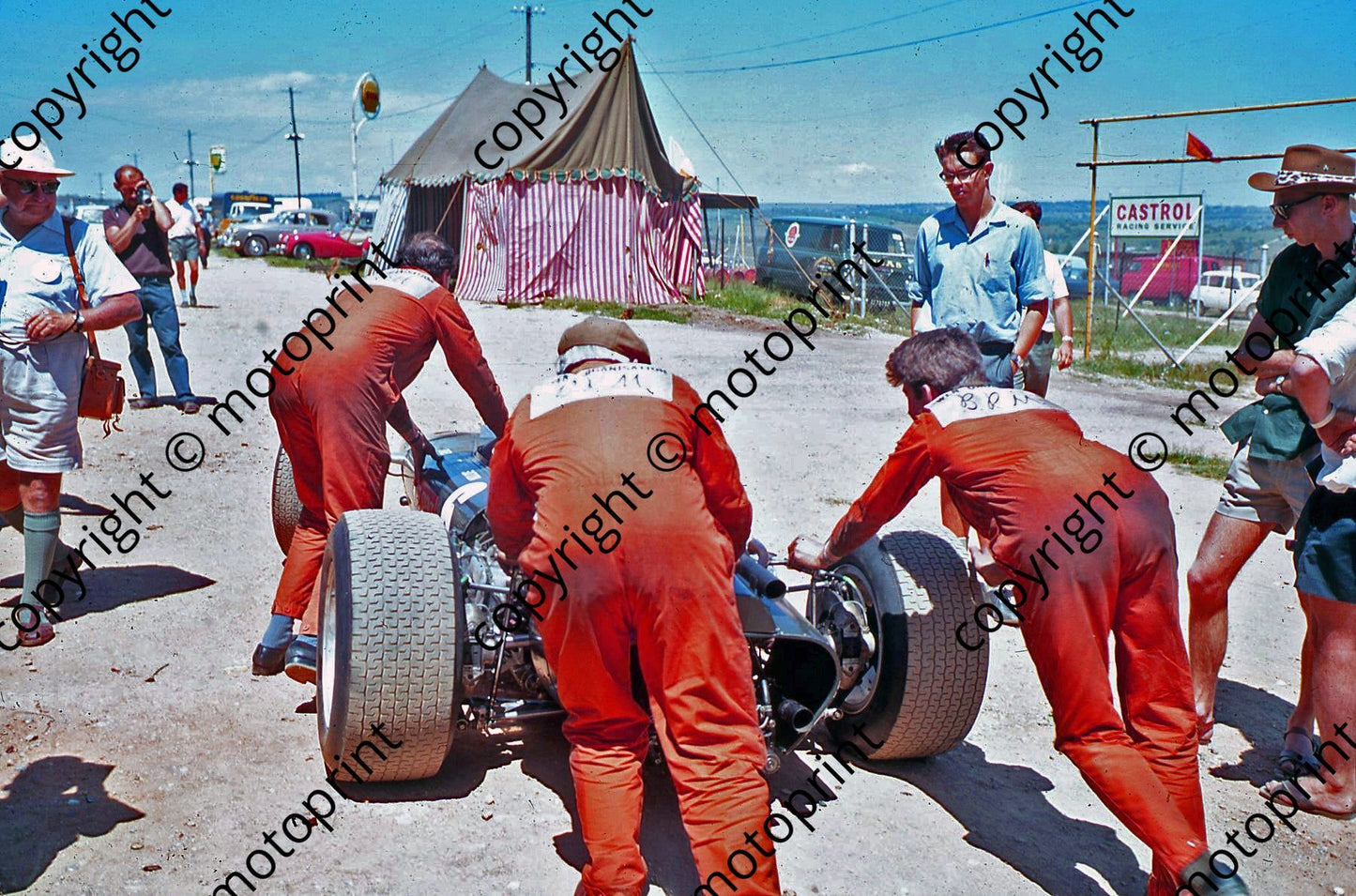1967 SA GP unsanitary BRM mechanics (thanks Vito Momo via G Cavalieri) 011