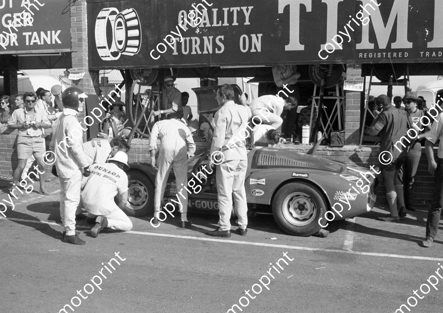 1968 14 Porsche 906 Peters Gethin and Gough pit stop, Gethin to left in helmet (courtesy Ken Stewart) (2)