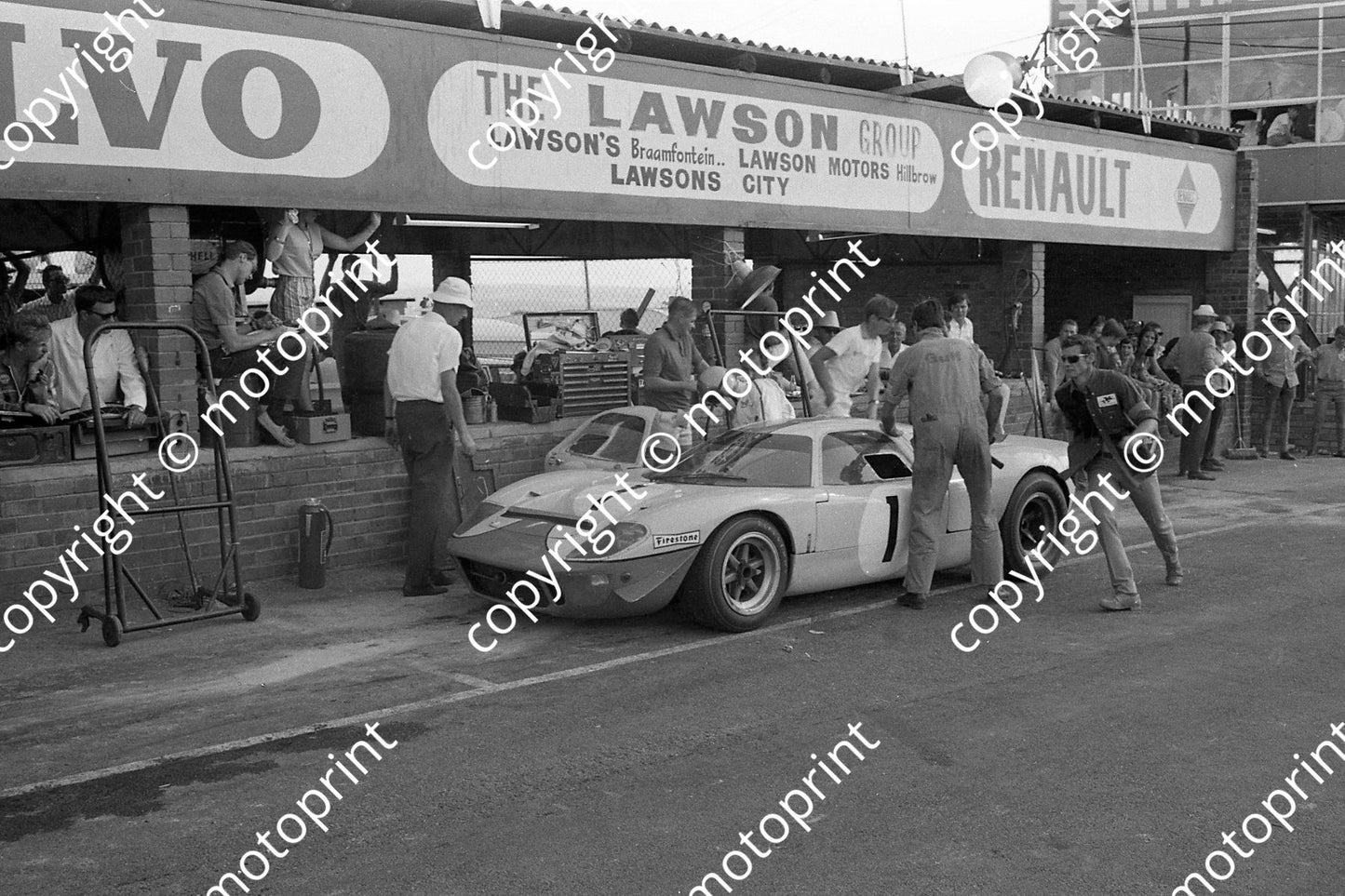 1968 1 Mirage Ford pit stop Jackie Ickx David Hobbs David Yorke team manager white hat (courtesy Ken Stewart) (3)