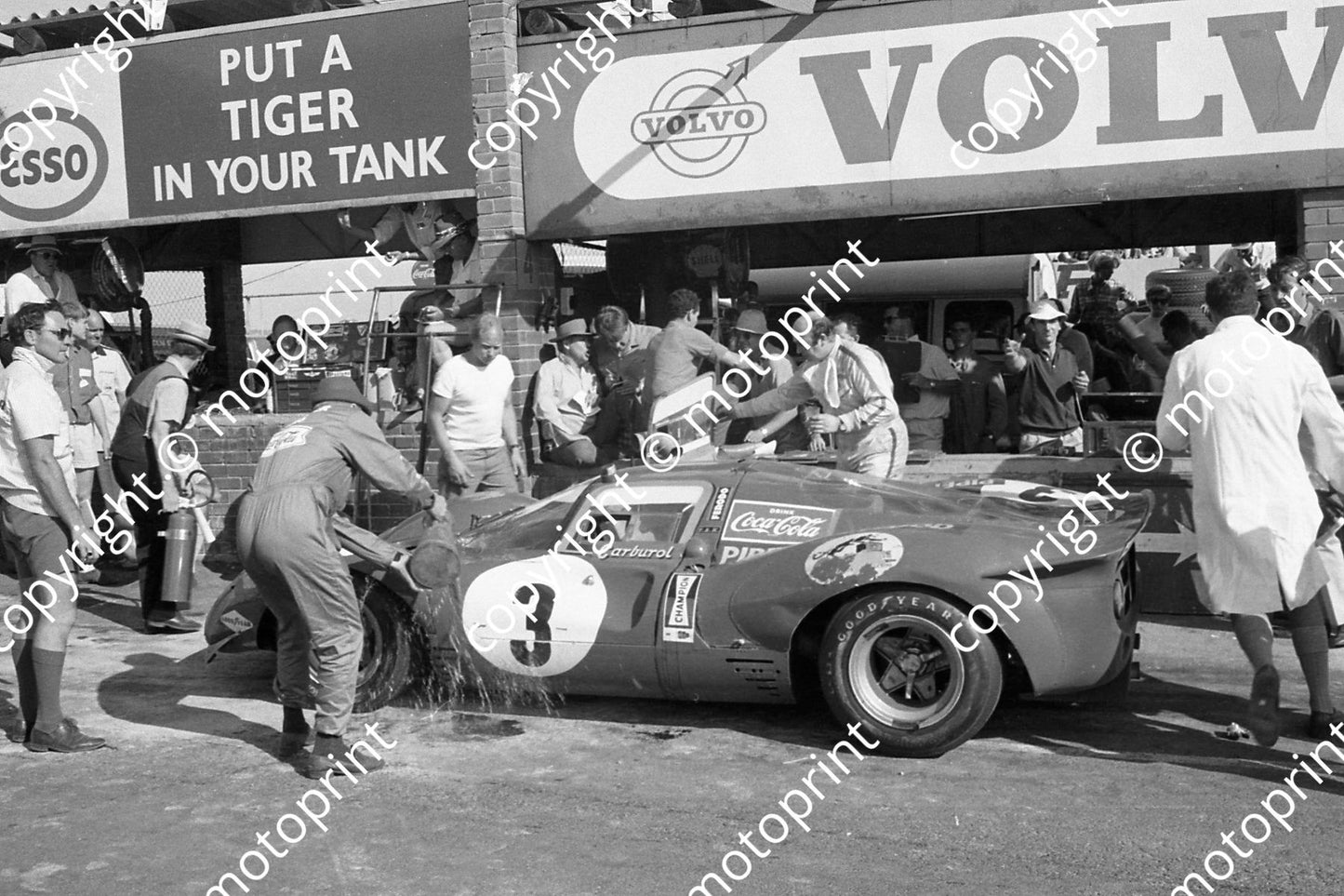 1968 3 Ferrari P3 pit stop David Piper Dick Attwood (courtesy Ken Stewart) (7)