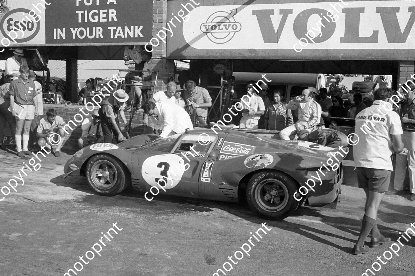 1968 3 Ferrari P3 pit stop David Piper Dick Attwood (courtesy Ken Stewart) (8)