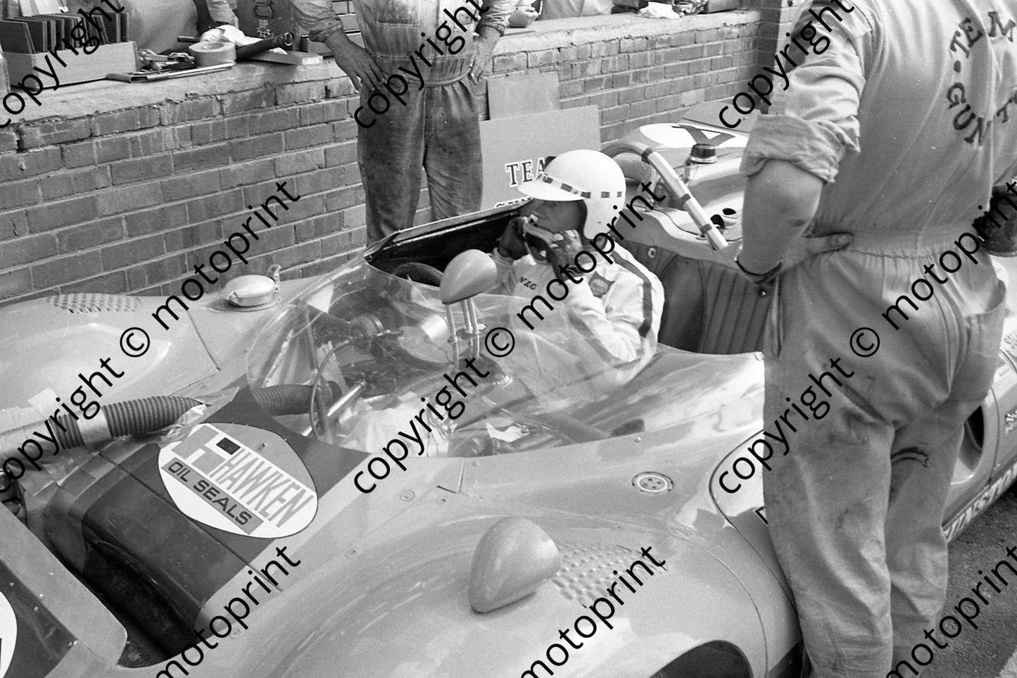 1968 4 Ferrari P4 CanAm Paul Hawkins John Love in car (courtesy Ken Stewart) (2)