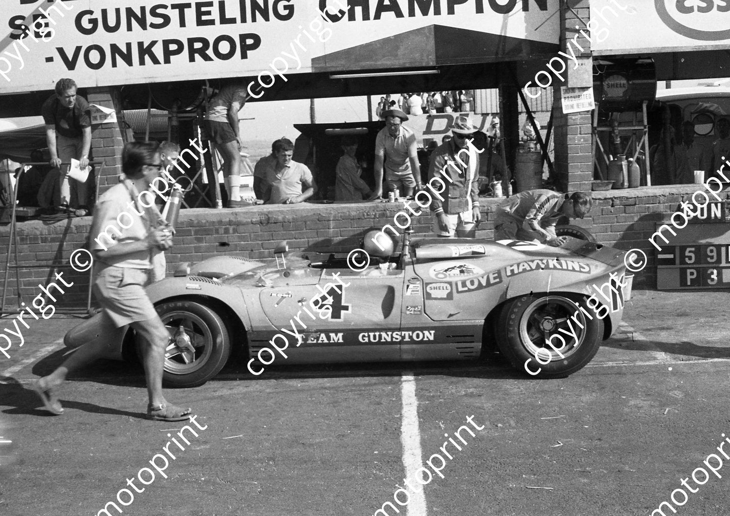1968 4 Ferrari P4 CanAm Paul Hawkins John Love pit stop Robin Emslie photog scurrying about A4 (courtesy Ken Stewart) (1)