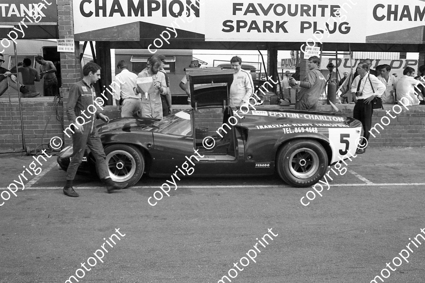 1968 5 Lola Chev Cedric Selzer Team Lotus mechanic left, Jackie Epstein behind car, Dave Charlton (courtesy Ken Stewart) (1)