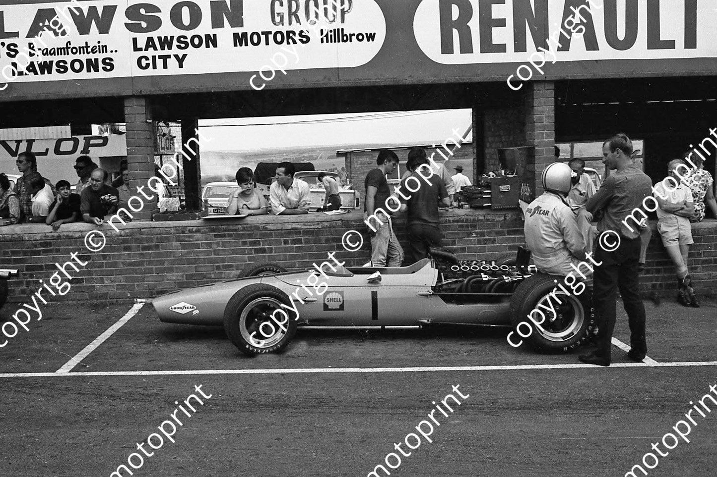 1968 SA GP Denny Hulme on McLaren BRM M5 (courtesy Ken Stewart) 029