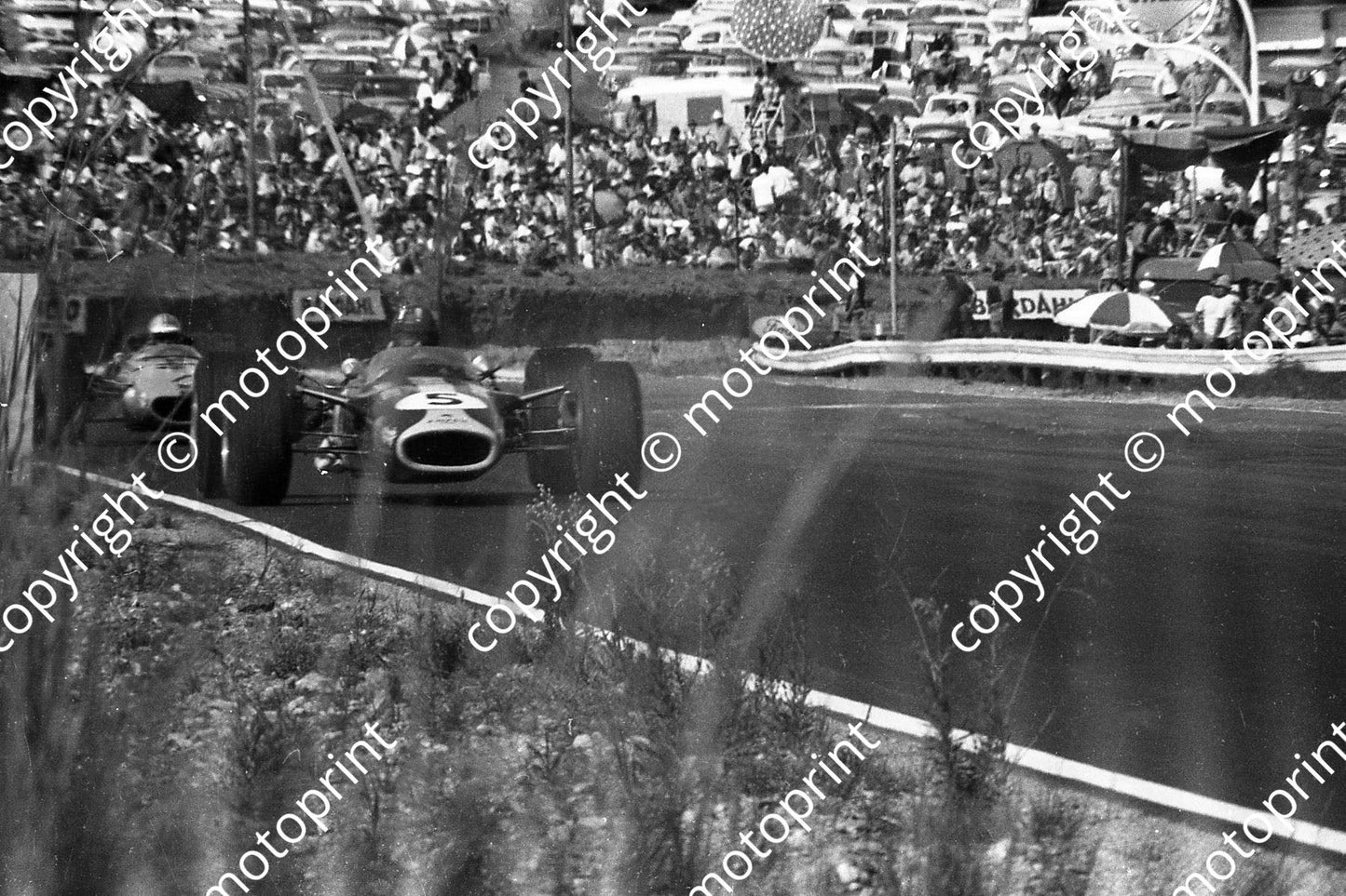 1968 SA GP Graham Hill Lotus 49, Denny HUlme McLaren BRM M5a_ slight scratches on print (courtesy Ken Stewart) 091