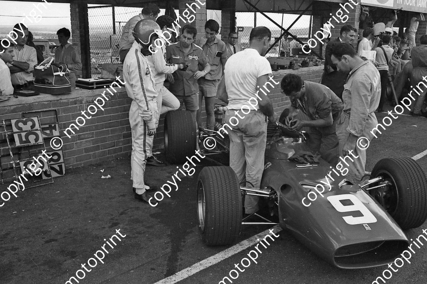 1968 SA GP Jackie Ickx, Foghieri behind him (courtesy Ken Stewart) 003