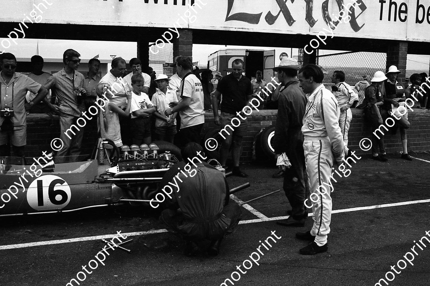 1968 SA GP Jim Clark, Matra Ford MS9, Jackie Stewart behind (courtesy Ken Stewart) 037
