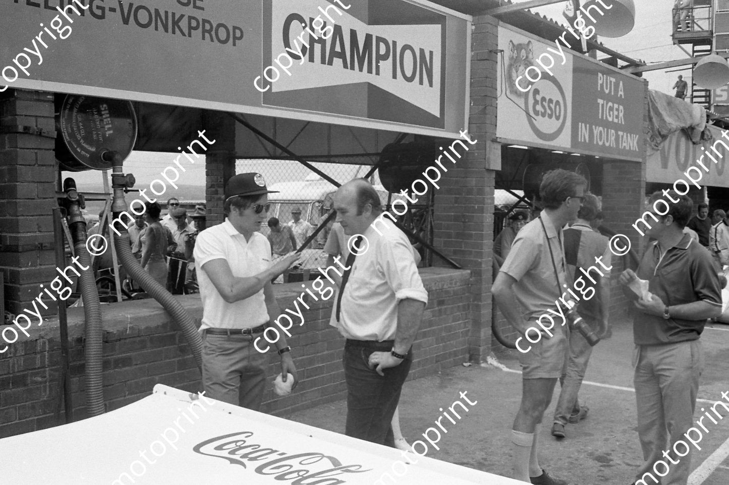 1969 9 David Piper centre to right Robin Emslie journalist, Eddie Pinto (thanks Ken Stewart) 529