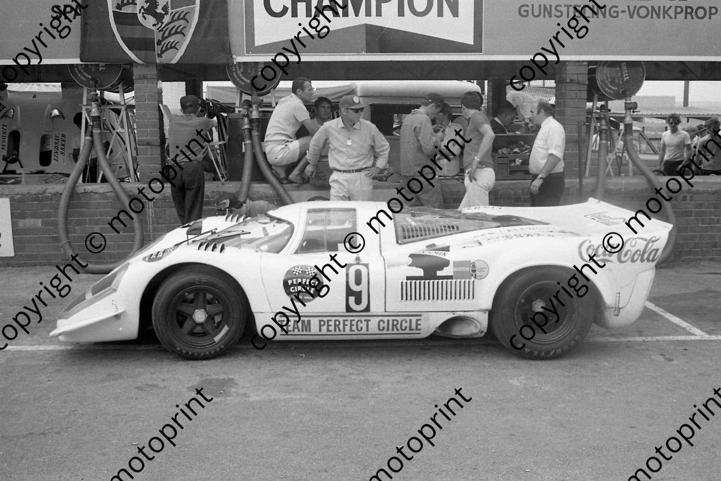1969 9 Porsche 917 David Piper to right behind car Dick Attwood (thanks Ken Stewart) (3)