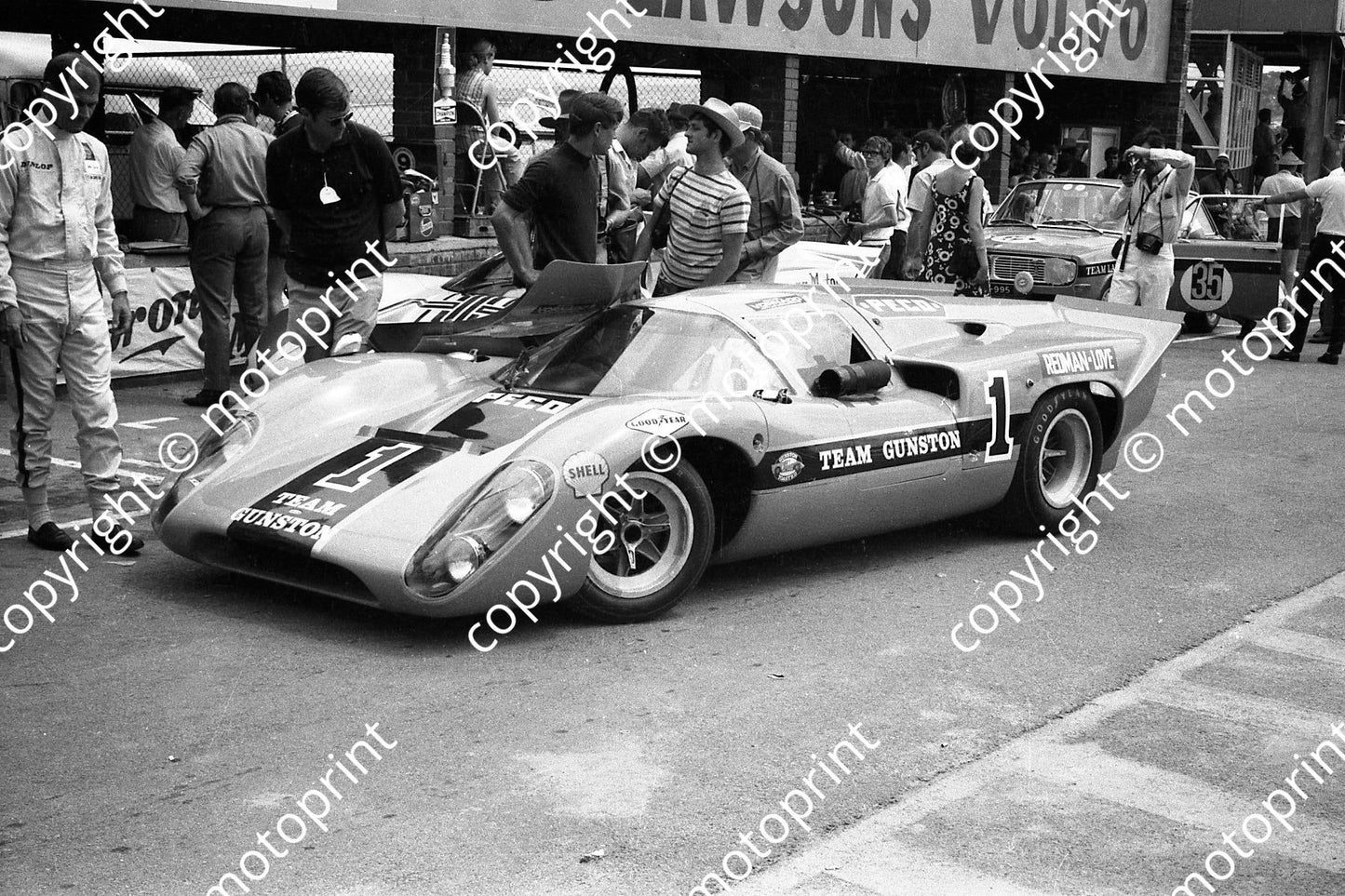 1969 9hr 1 Lola T70 MK111B Love to left, B Redman (permission Malcolm Sampson Motorsport Photography (33)