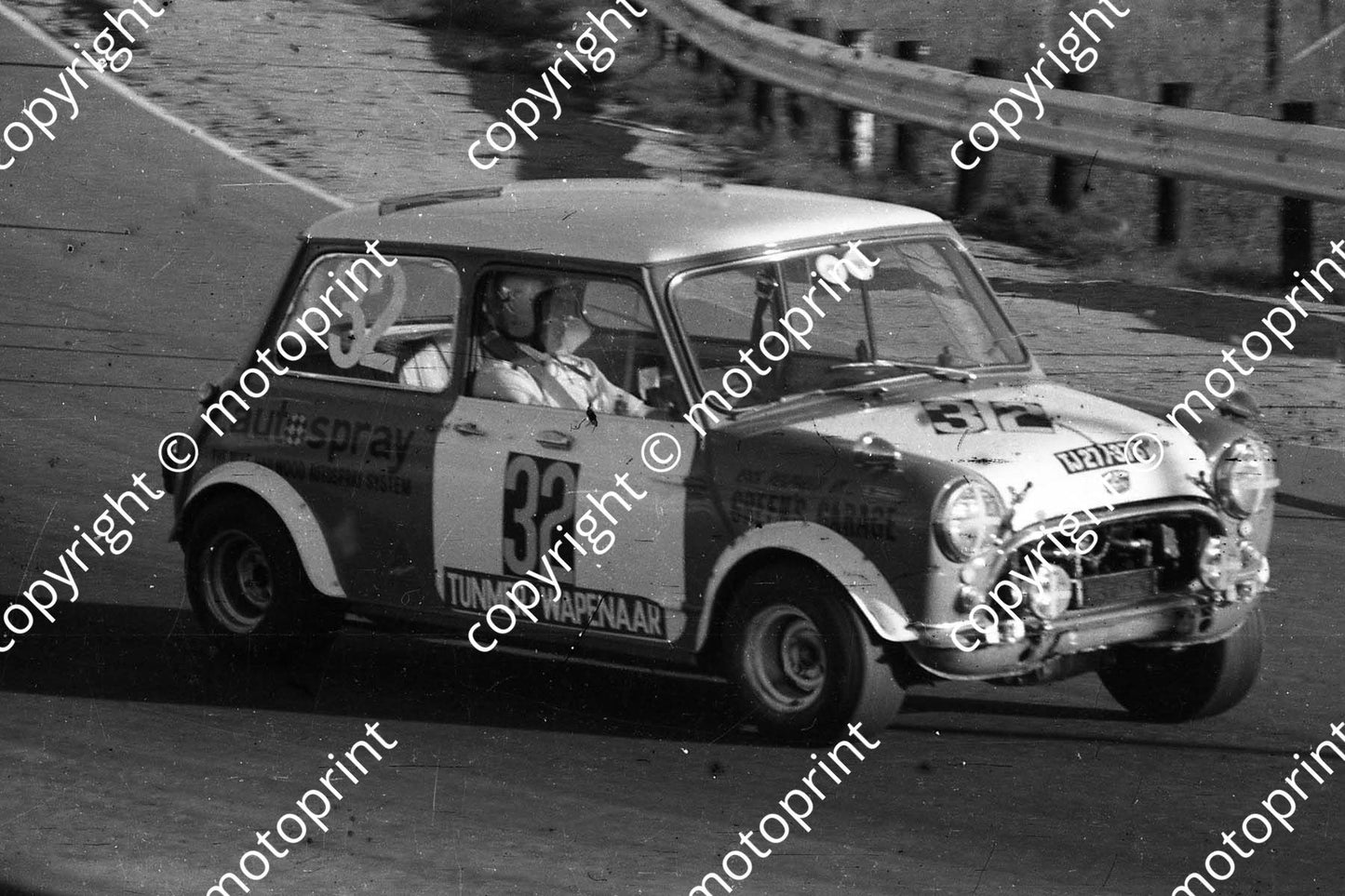 1969 9 hr 32 Guy Tunmer, Piet Wapenaar Austin Cooper (Malcolm Sampson Motorsport Photography) 37)