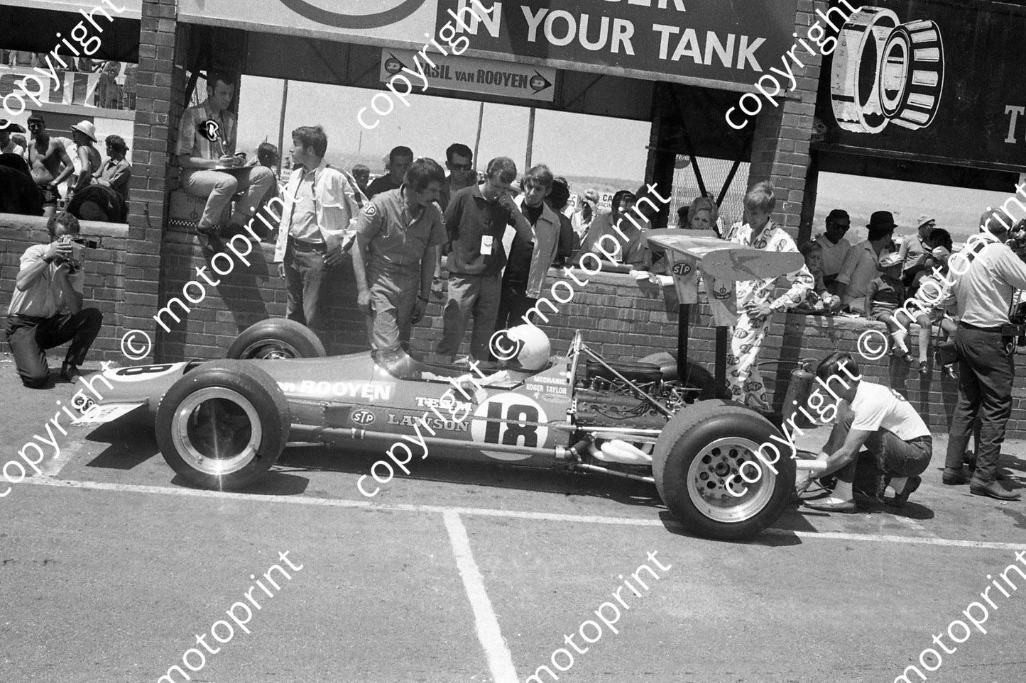 1969 SA GP Basil van Rooyen McLaren M7, Roger Taylor, centre behind car (courtesy Ken Stewart) 102