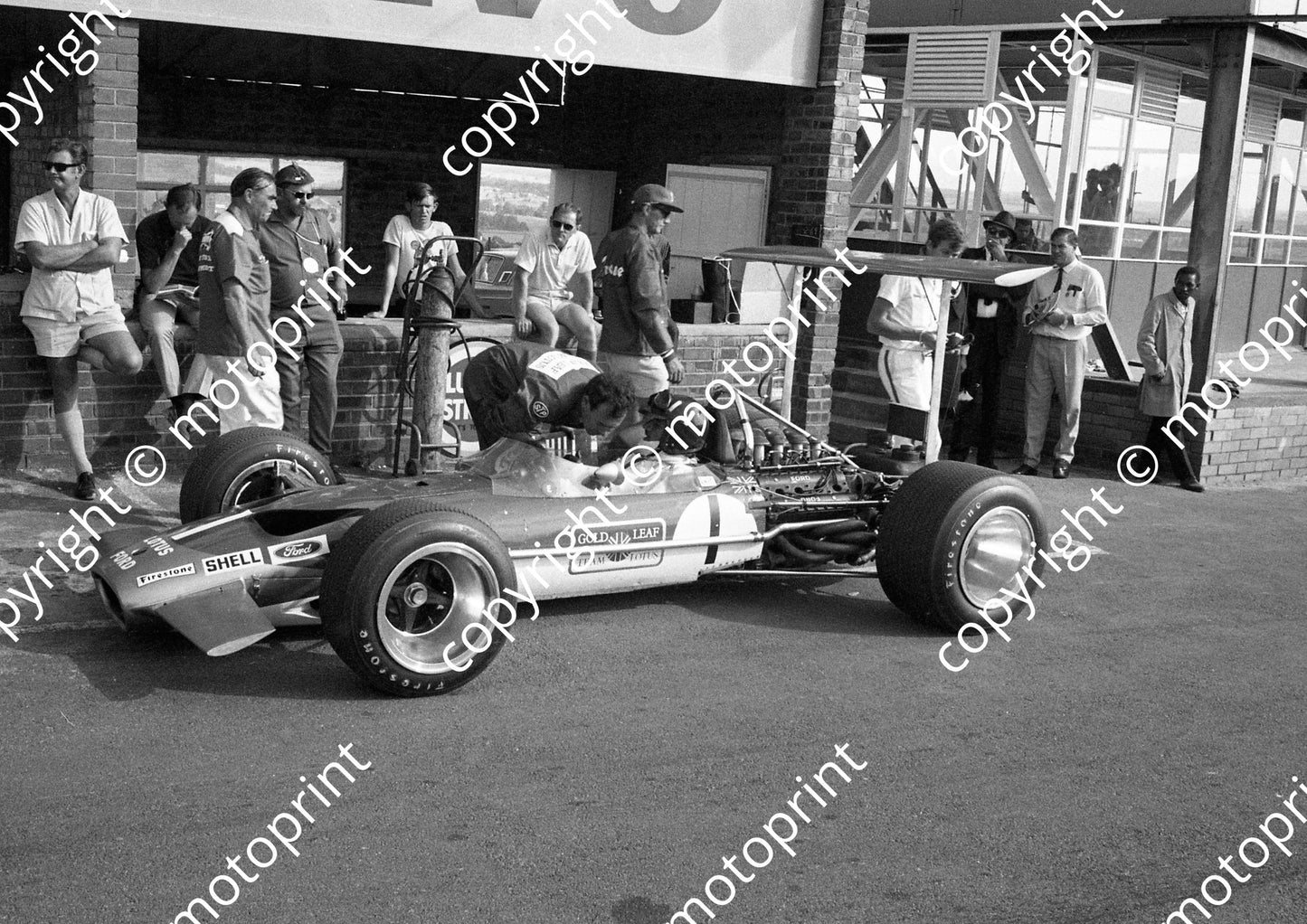 1969 SA GP Graham Hill ready to go_ FBK Tucker, Ian Kenyon background right (courtesy Ken Stewart) 063