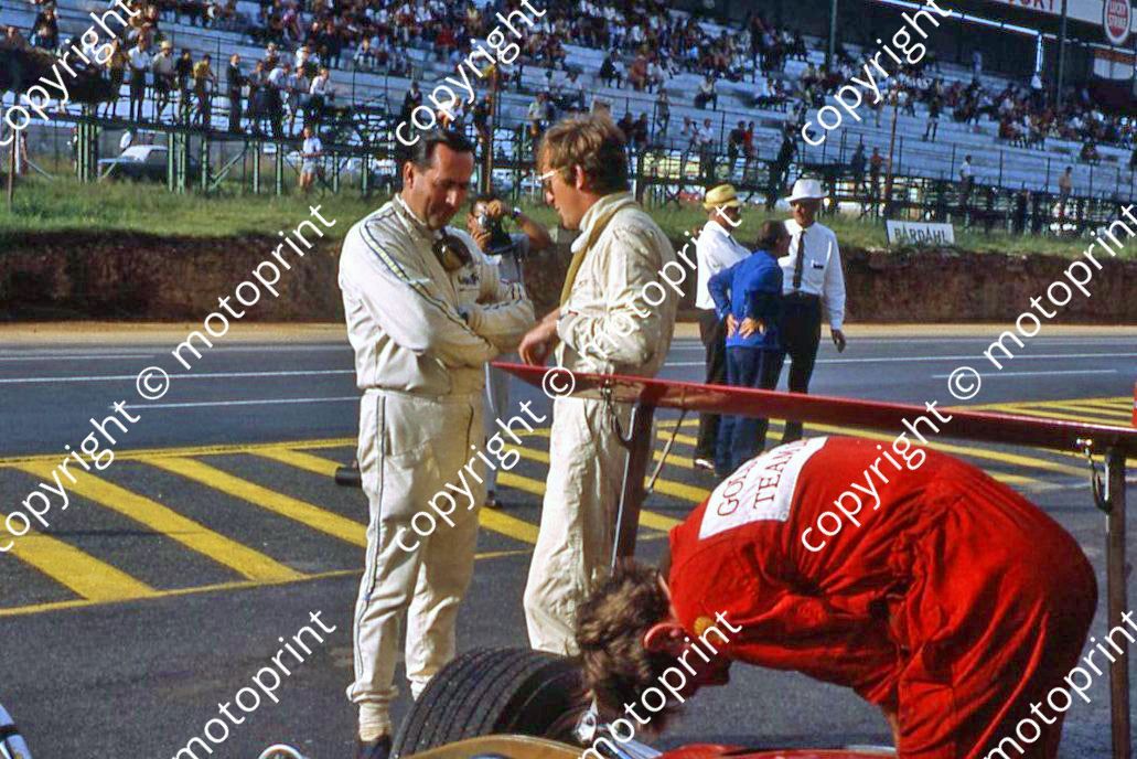 1969 SA GP Jack Brabham and Jochen Rindt cropped (thanks Vito Momo via G Cavalieri) 029