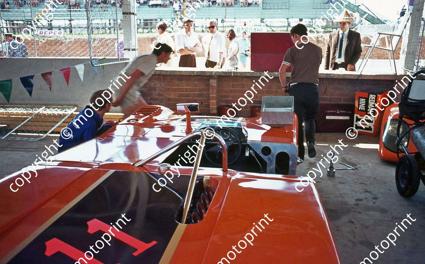 1970 9hr Gunston Chevron B16 Spyder rear detail pits Redman Hine note Basotho hat (thanks Vito Momo via G Cavalieri) 028