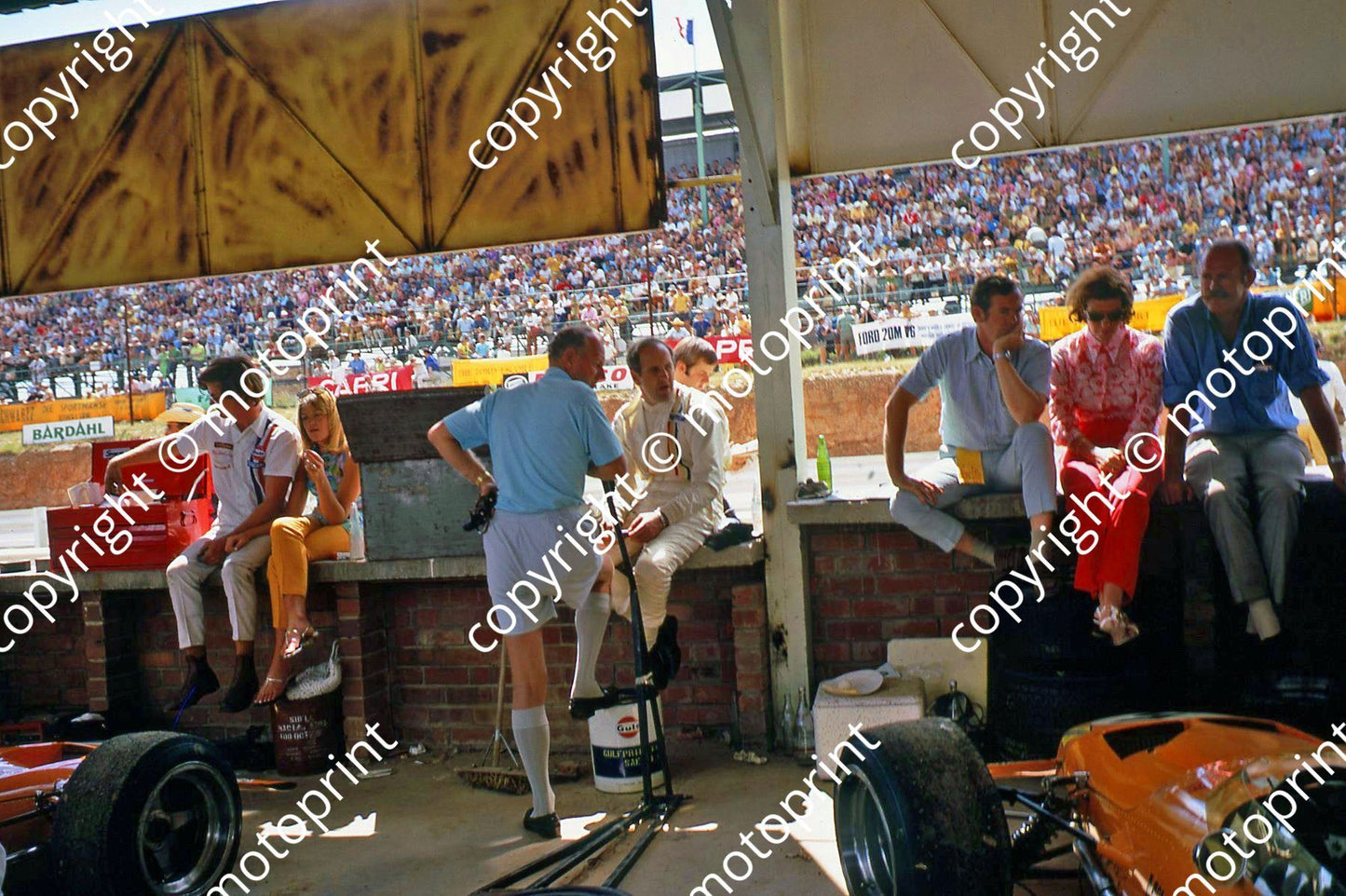 1970 SA GP Denny Hulme in pits (thanks Vito Momo via G Cavalieri) 034