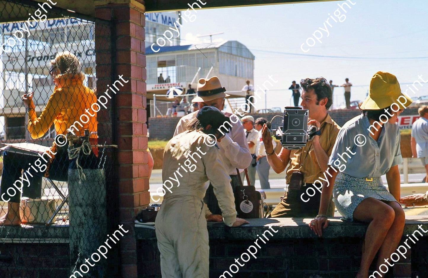 1970 SA GP Jackie Stewart at pit counter (thanks Vito Momo via G Cavalieri) 027