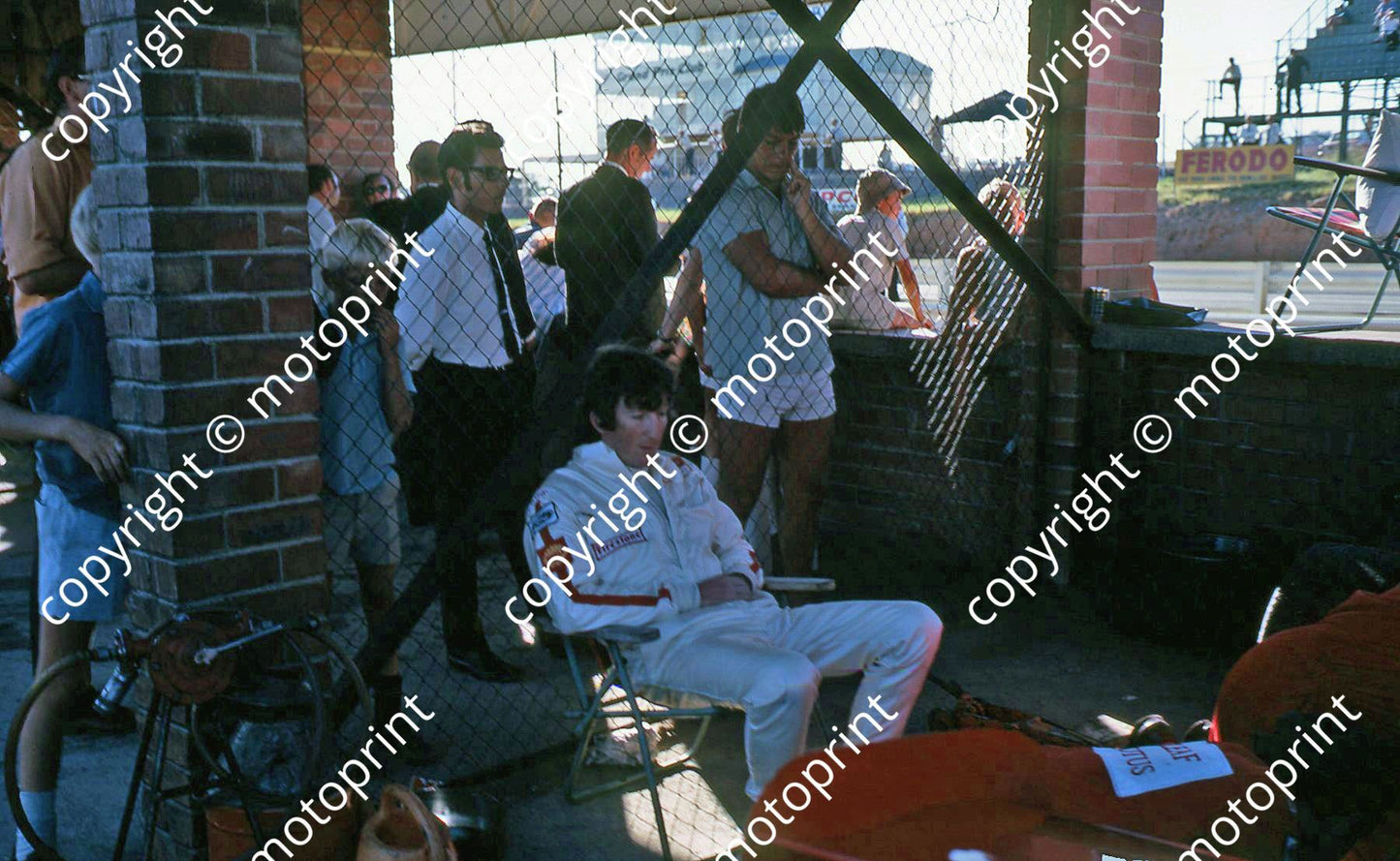 1970 SA GP Jochen Rindt in pits (thanks Vito Momo via G Cavalieri) 046