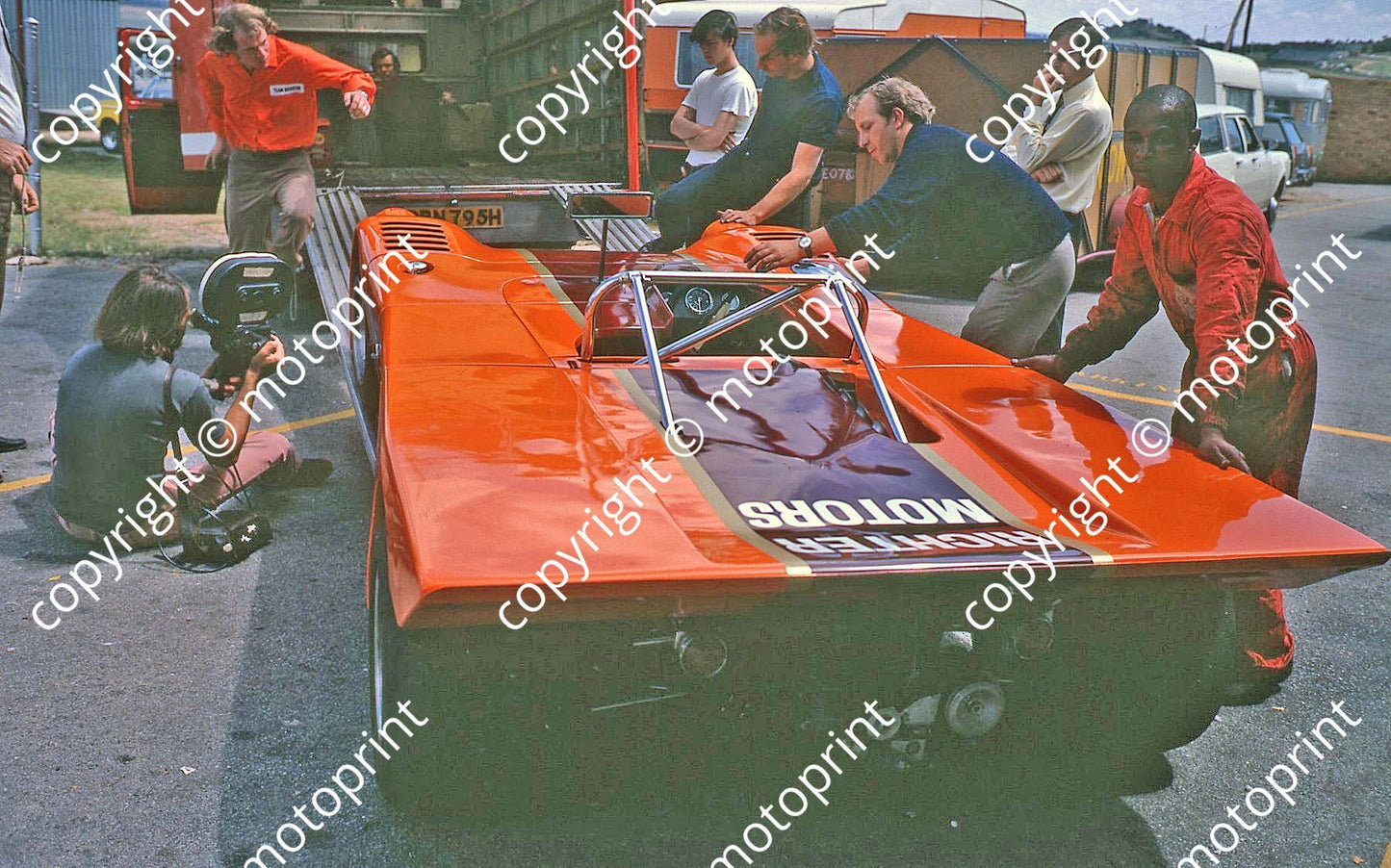 1971 9hr Gunston Chevron B19 unloading (thanks Vito Momo via G Cavalieri) 010