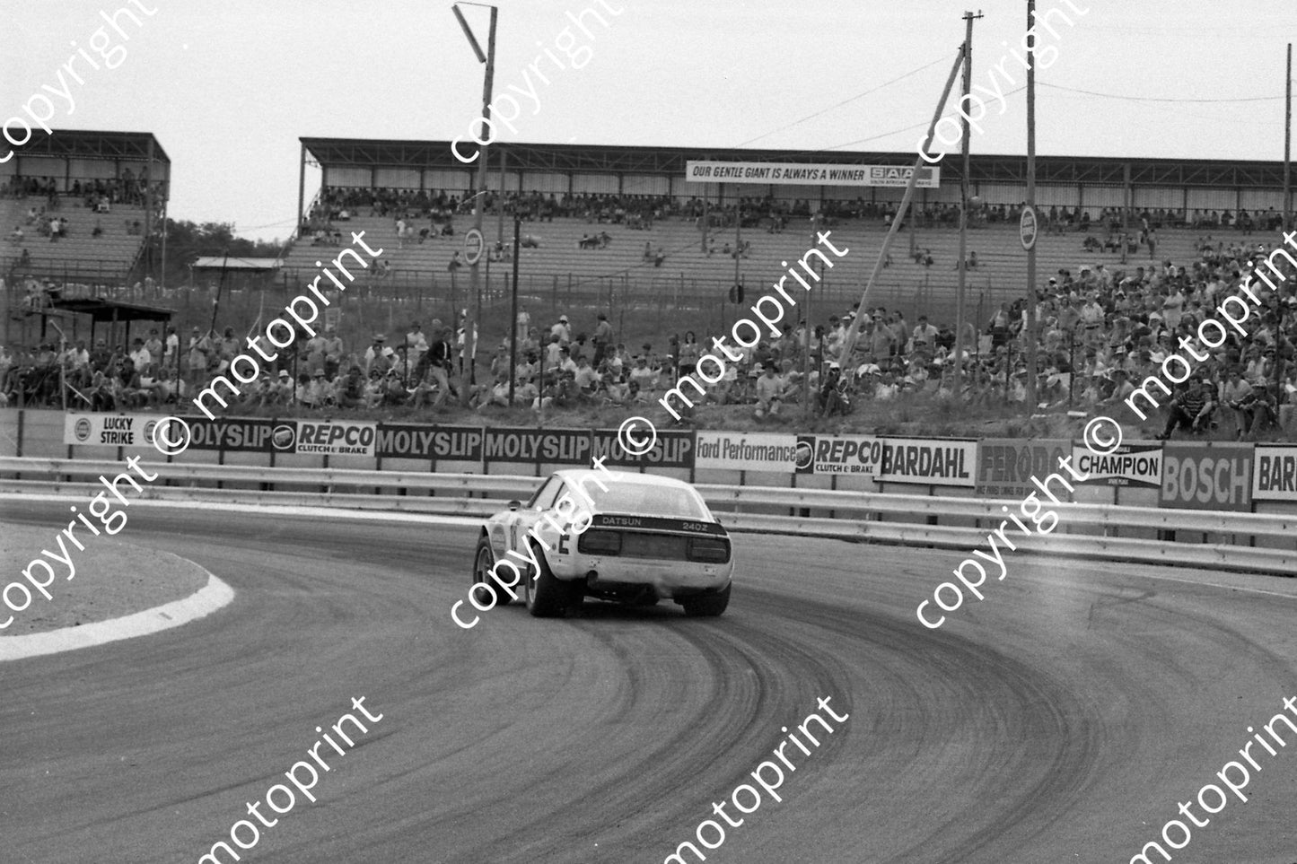 1972 9 hr 18 Datsun 240Z Rear Clubhouse (permission Malcolm Sampson Motorsport Photography)