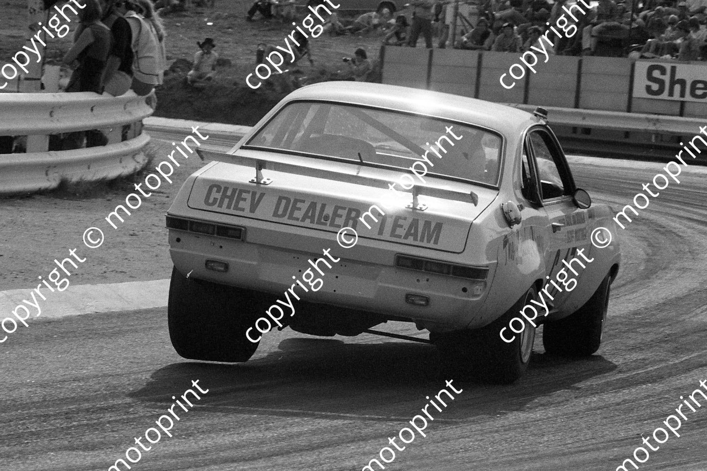1972 9 hr SL 17 Chev B van Rooyen Mortimer lifting inside wheel Clubhouse (courtesy Roger Swan) ed