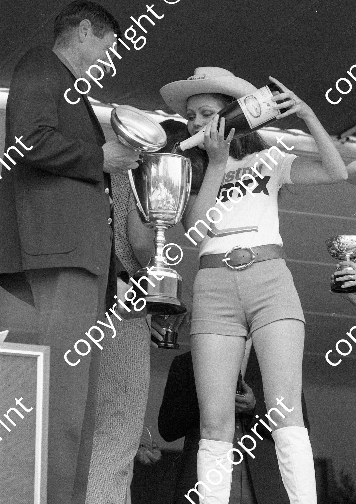 1972 9 hr prizegiving Willie Vlok Castrol girl filling Index trophy (permission Roger Swan)