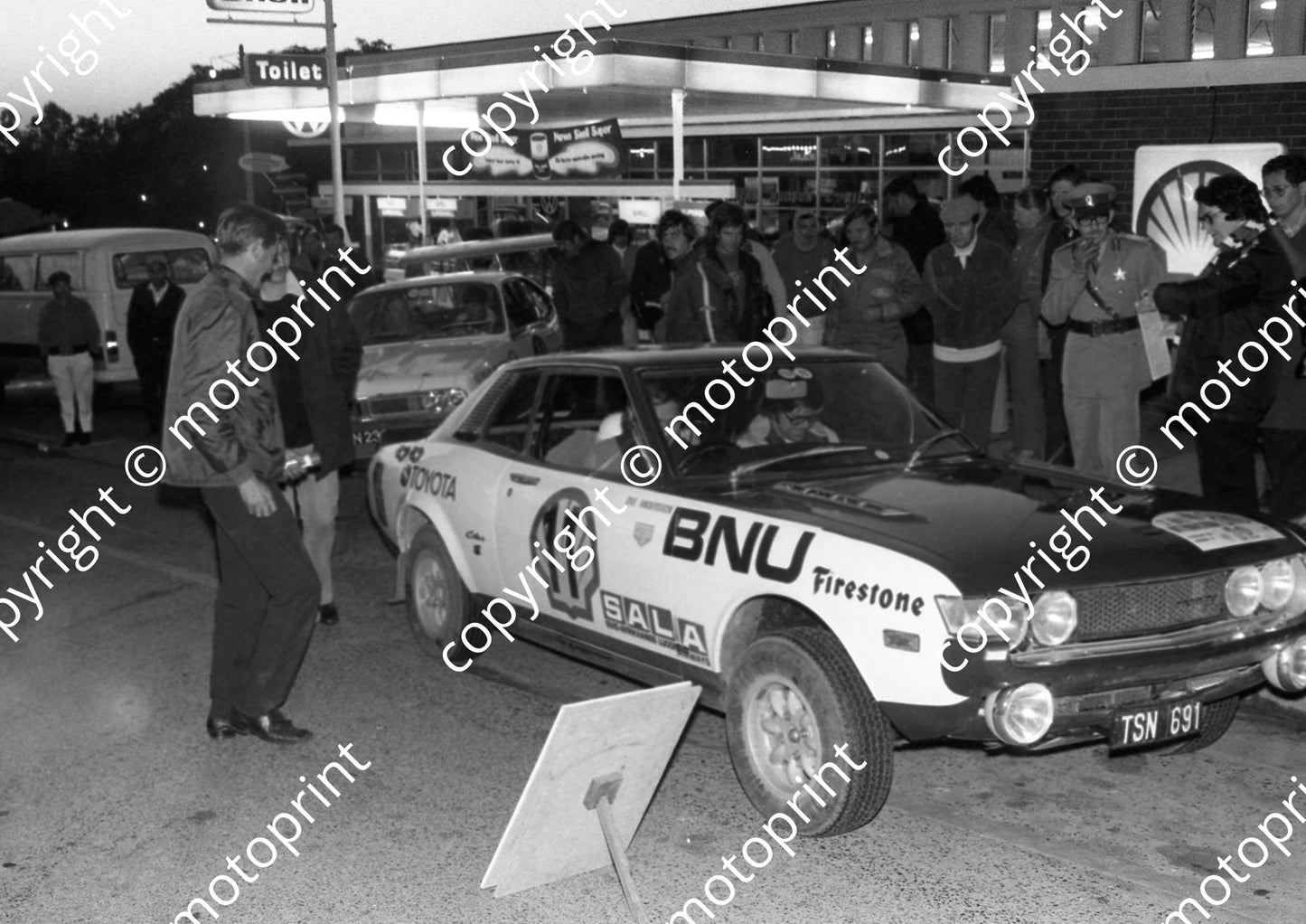 1973 BNU 11 1119 Ove Anderssen, Arne Hertz Toyota_ Scamp Porter to left (courtesy Roger Swan) (28)